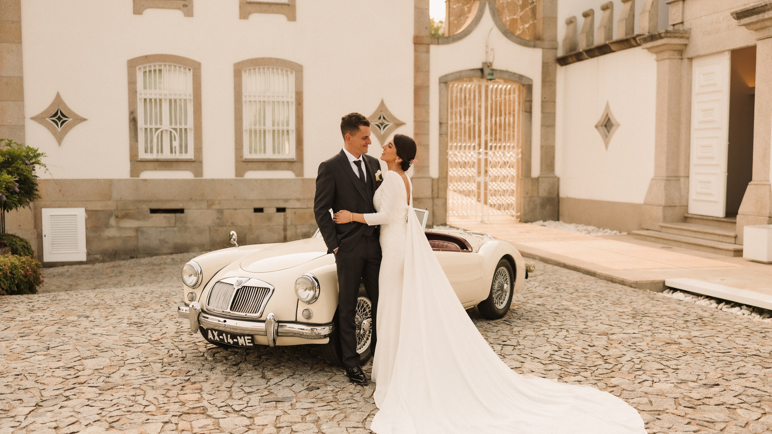 Noivos junto a um carro clássico no Palácio da Igreja Velha em Portugal