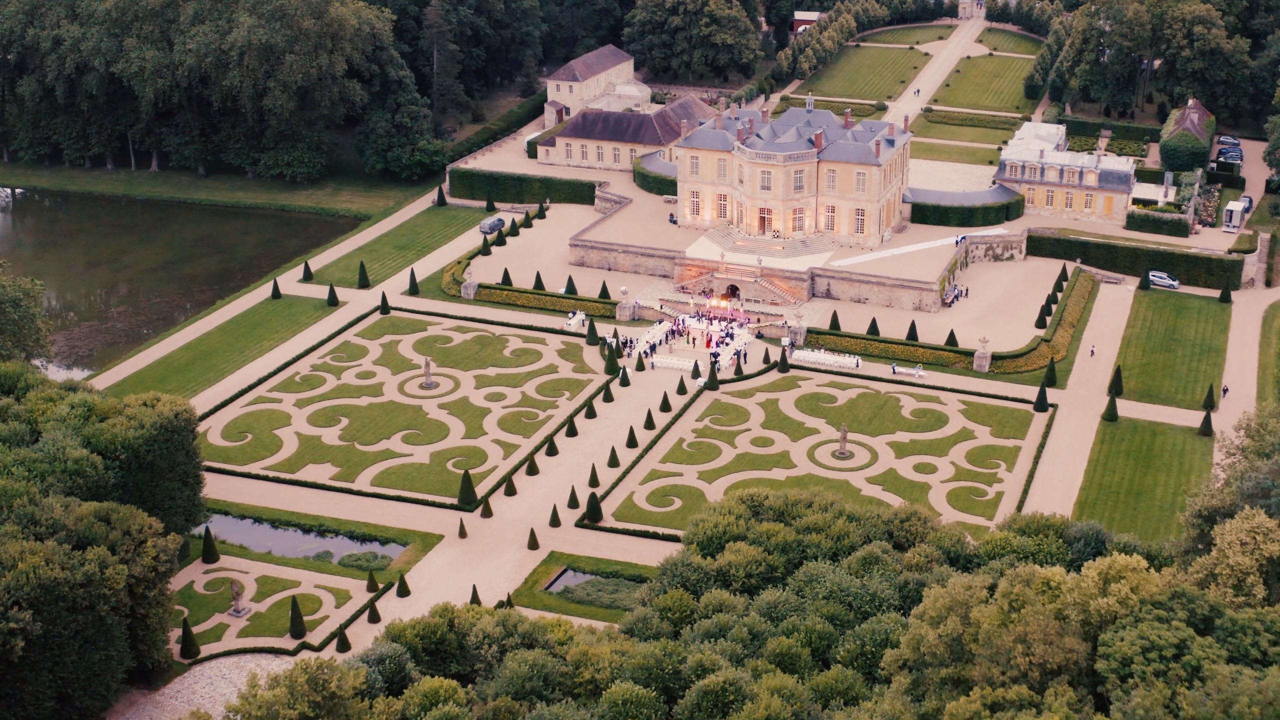The Most Beautiful Château Wedding Venues in France. Paris Wedding Photographer