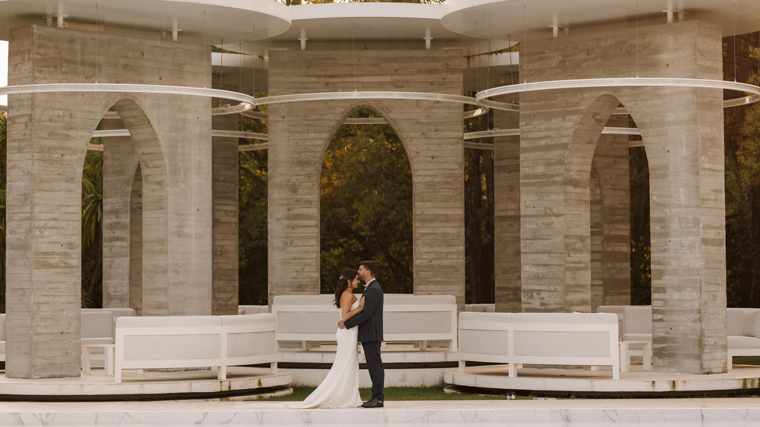 Noivos num espaço de casamento, quinta dos Pinheirais em Amarante, ao fim da tarde em Portugal