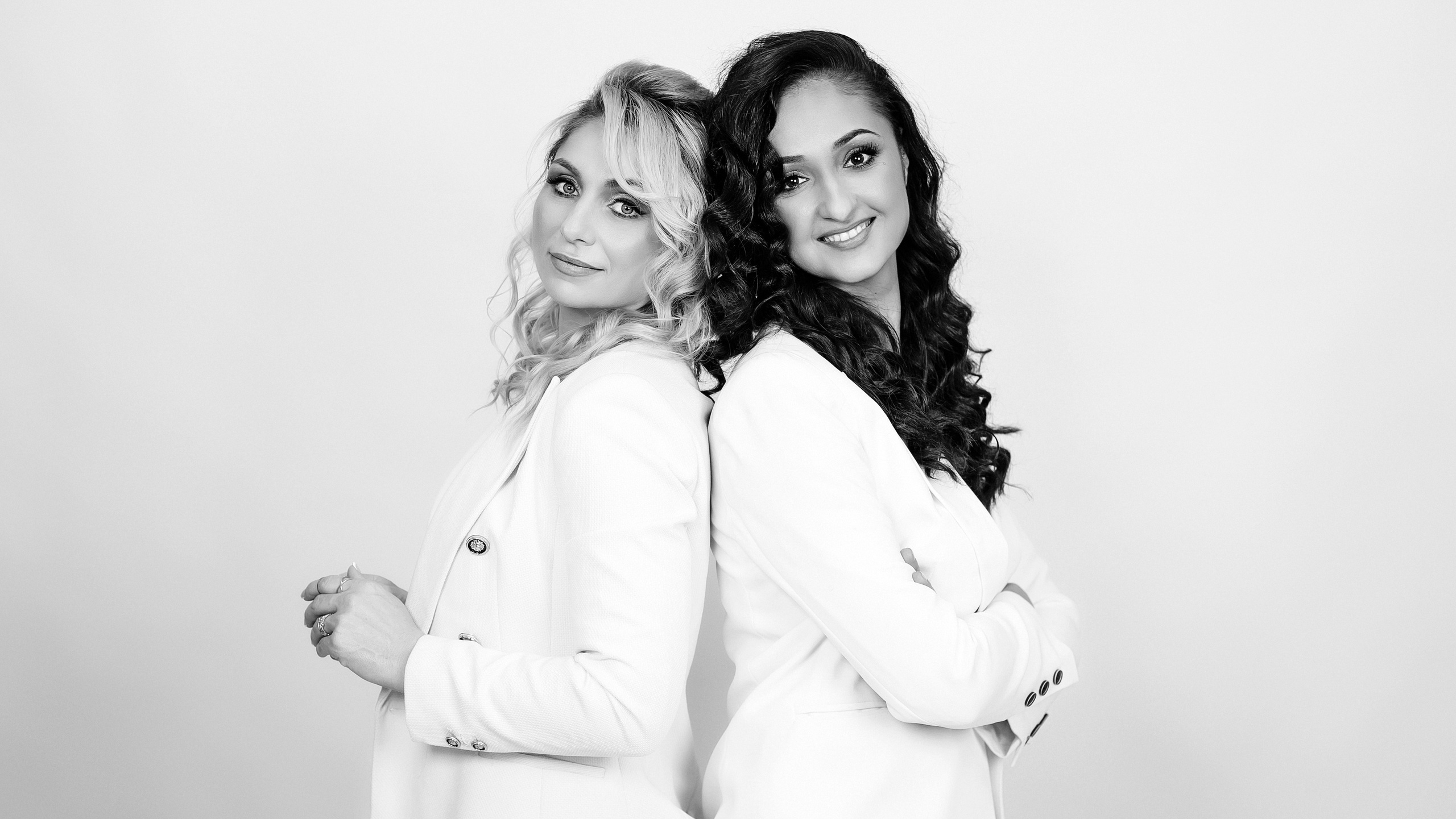 Despre noi - La Femme Studio Photography / Elena & Alexandra. Elena Mascan – Fotograf newborn, maternitate, portret, smash the cake & branding personal | La Femme Studio Photograpy|Constanţa