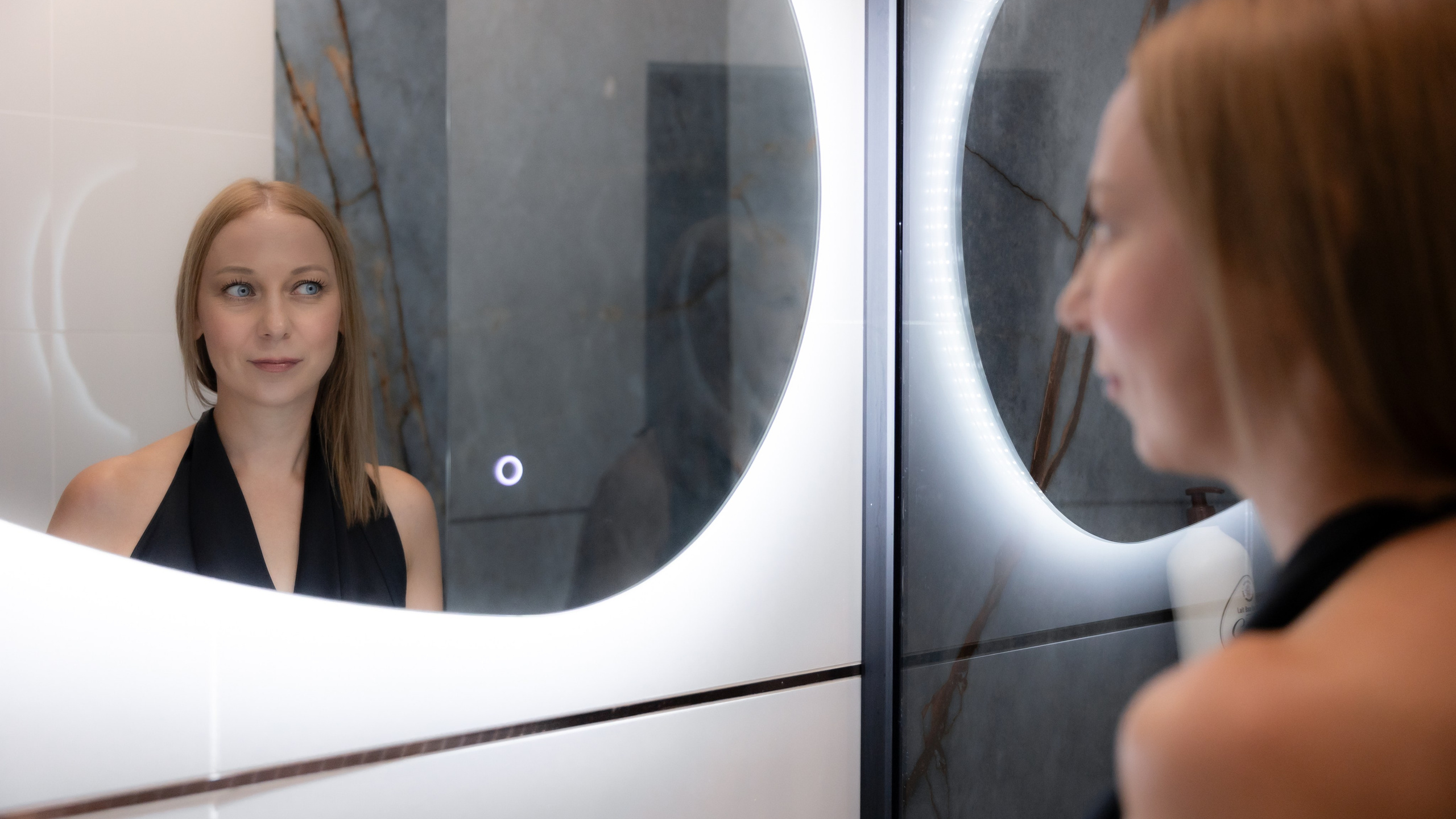 Getting ready at a lit mirror before a personal brand session in Toulouse