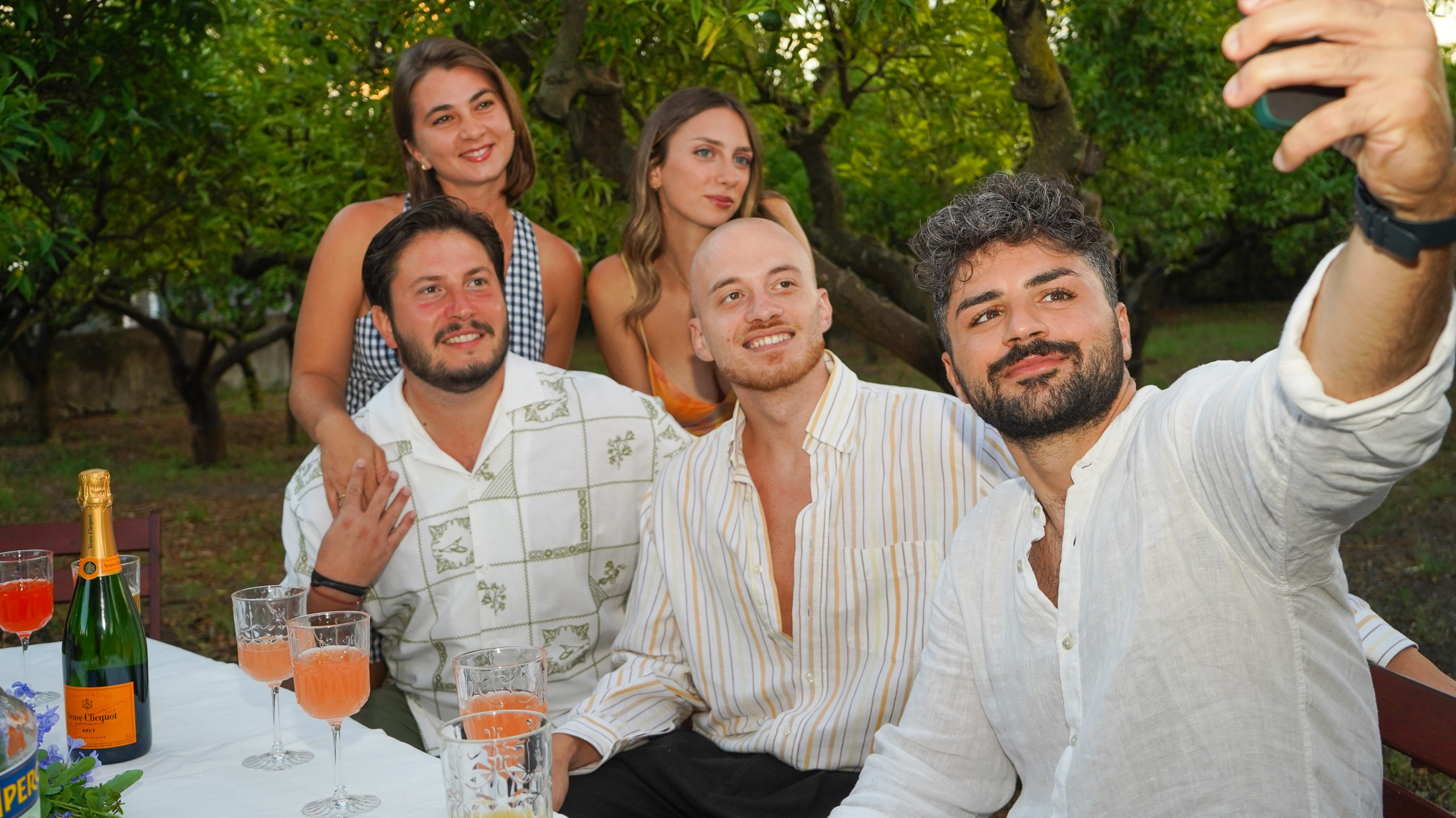 Fotografo eventi napoli cerimonie - Ragazzi che si fanno un selfie sorridenti alla festa