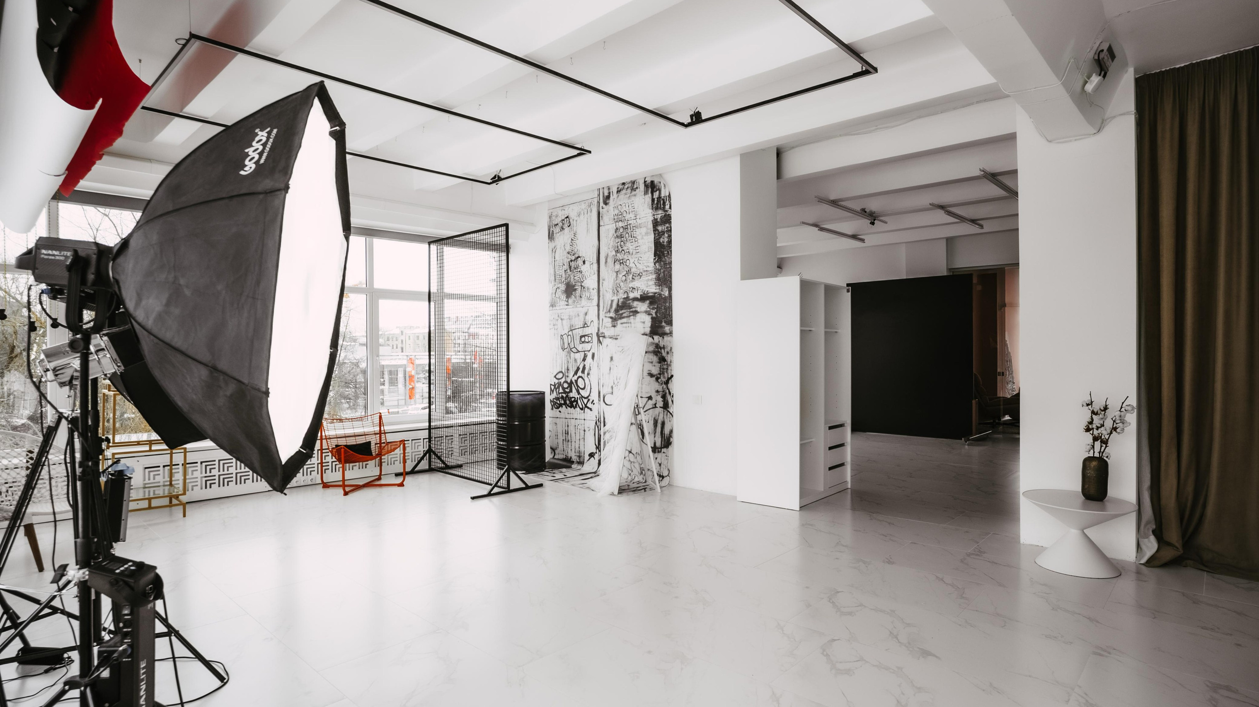 Foto un Video satura studija Rīgā - BRAND STUDIO. Video shooting and creating with phone, iPhone Video School