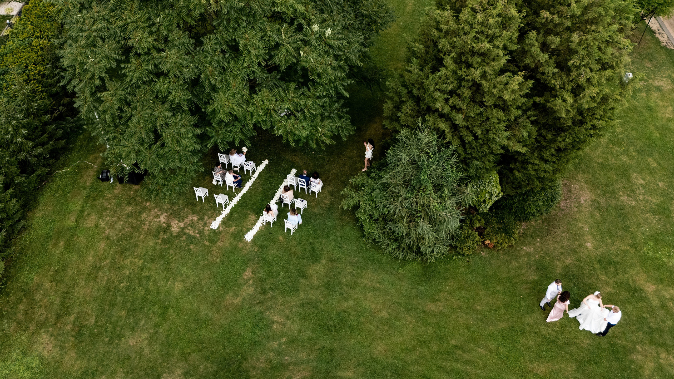 minimalist wedding ceremony