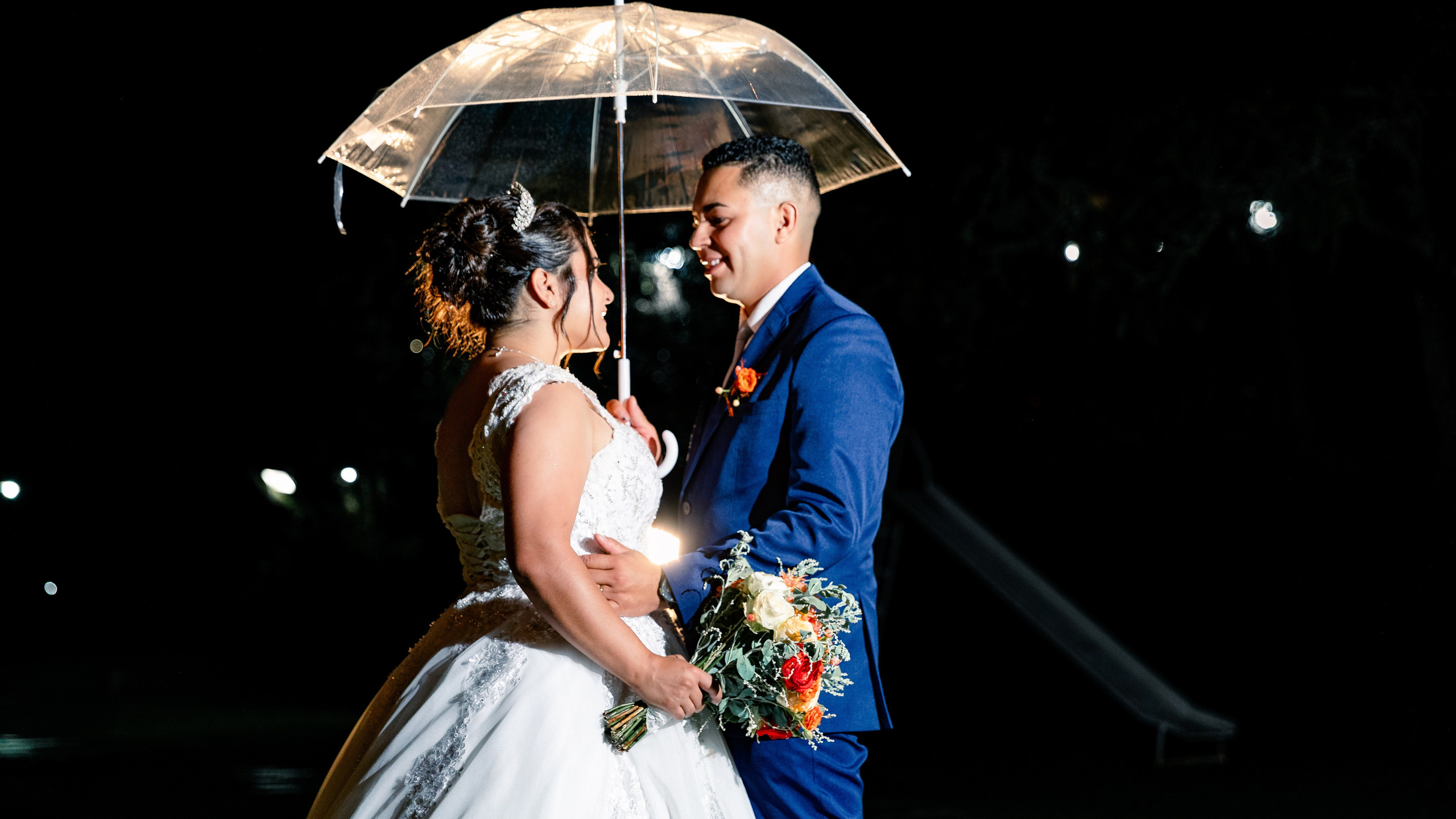 Fotografia luxuosa de um casal em baixo de chuva, em Colombo na chácara Valleverde.