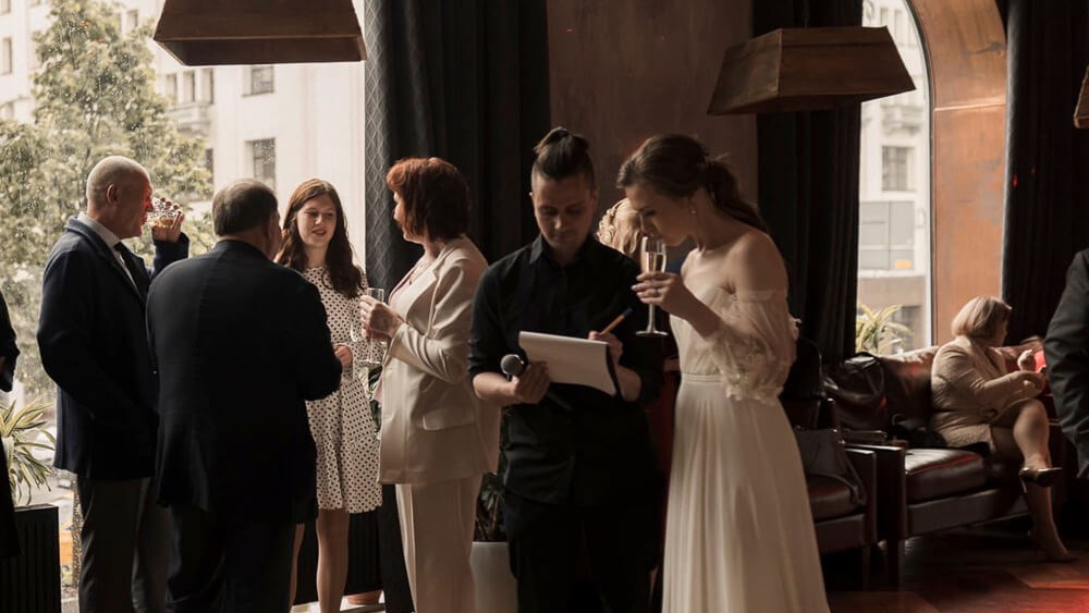 Wedding day timeline tips for flawless photos and videos.Do’s and don’ts of wedding photography timelines by Storytellers Films.