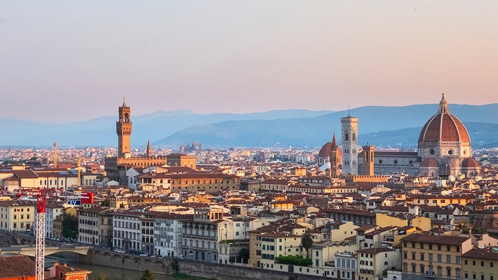 Один день во Флоренции Можно организовать совместное путешествие из Рима на скорых поездах - на них добраться до Флоренции можно за 1.5 часа, либо встретиться в назначенную дату в самом городе .