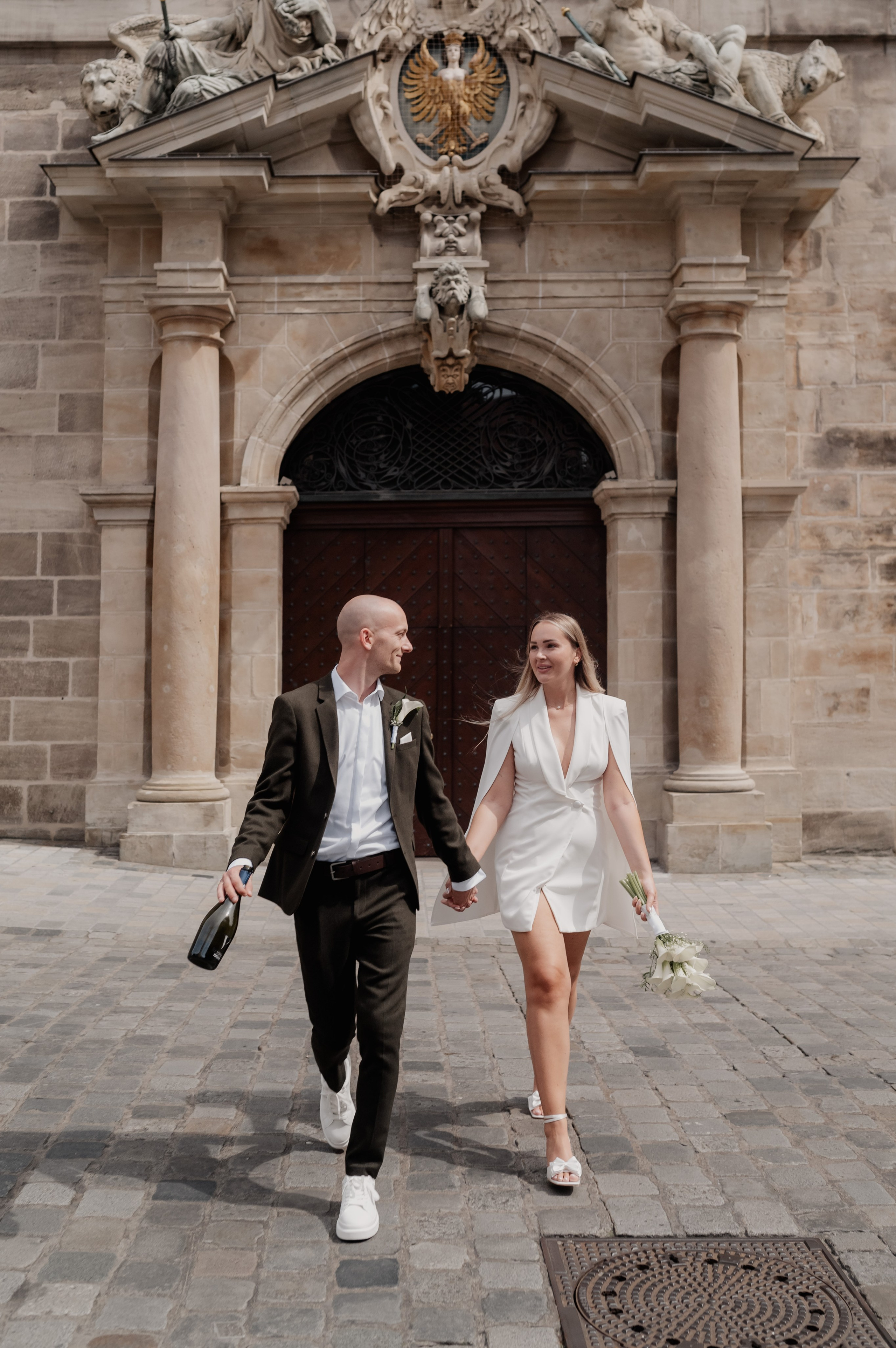 First look vor der Kirche in Neuendettelsau.