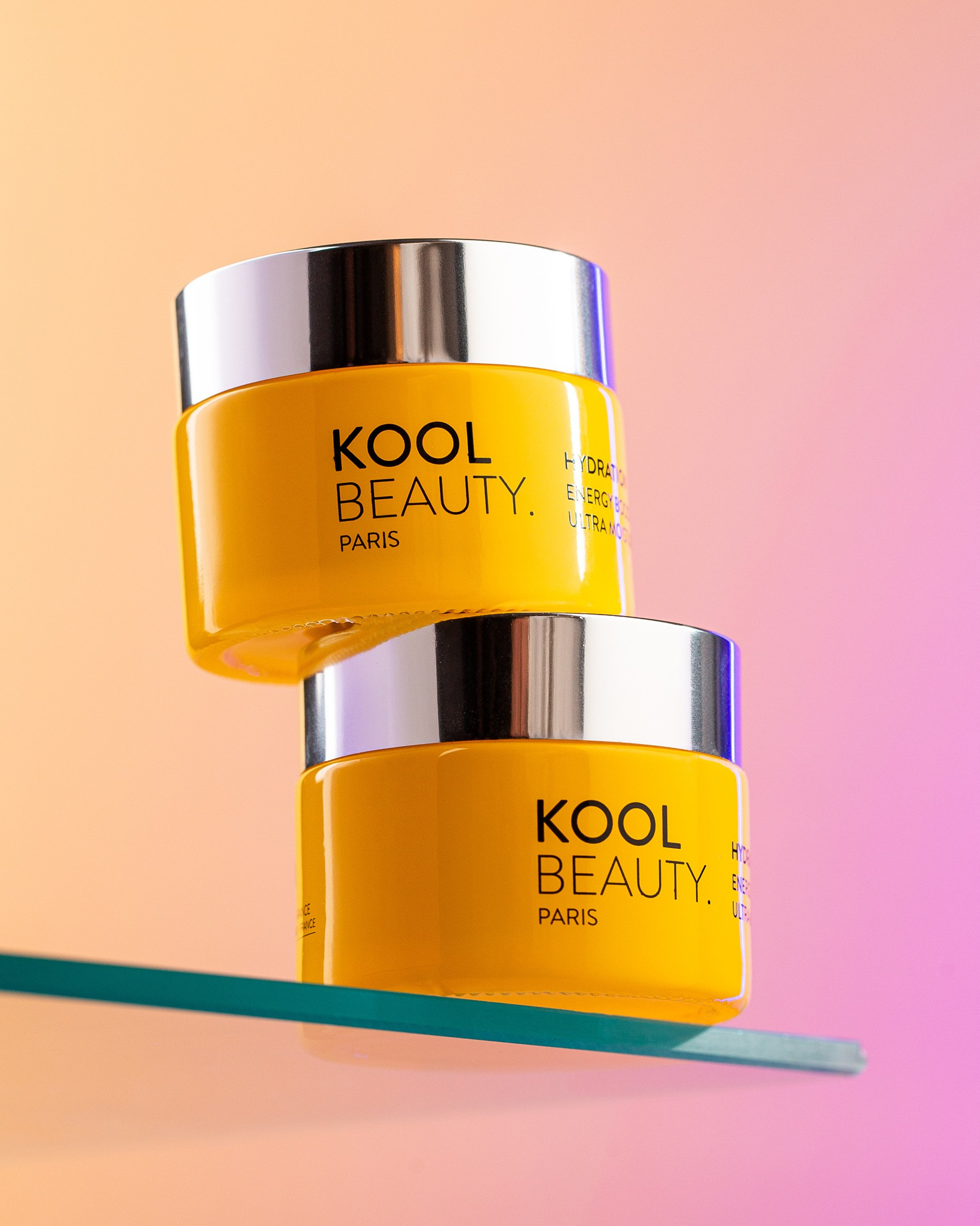 Mərkəzə yerləşdirilmiş məhsul və sadə düzülüşlü vizual