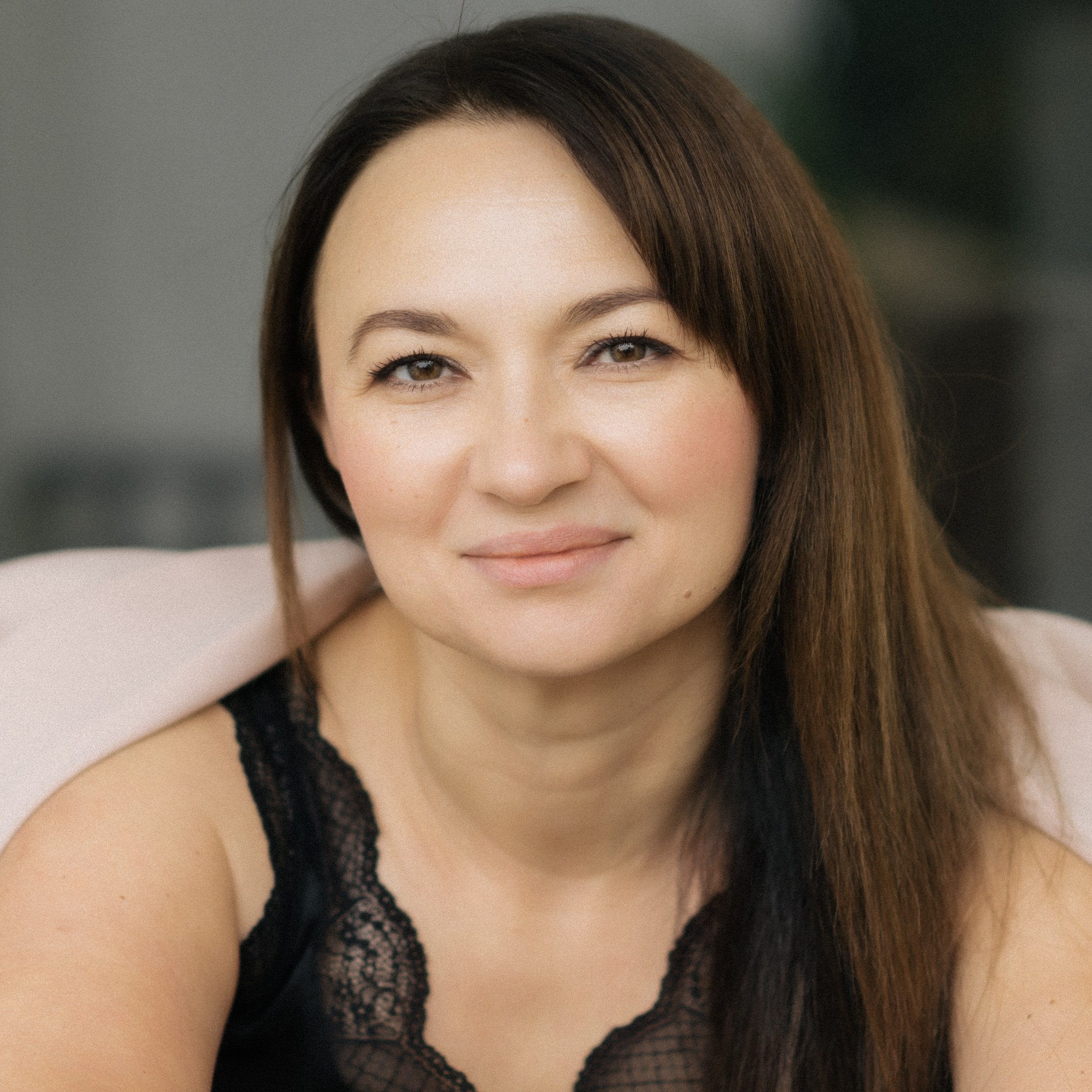 Mein Name ist Nadeshda Weber, und als Fotografin bei Balance Fotografie lege ich großen Wert darauf, die individuelle Schönheit jedes Menschen in einzigartigen Bildern zum Leben zu erwecken