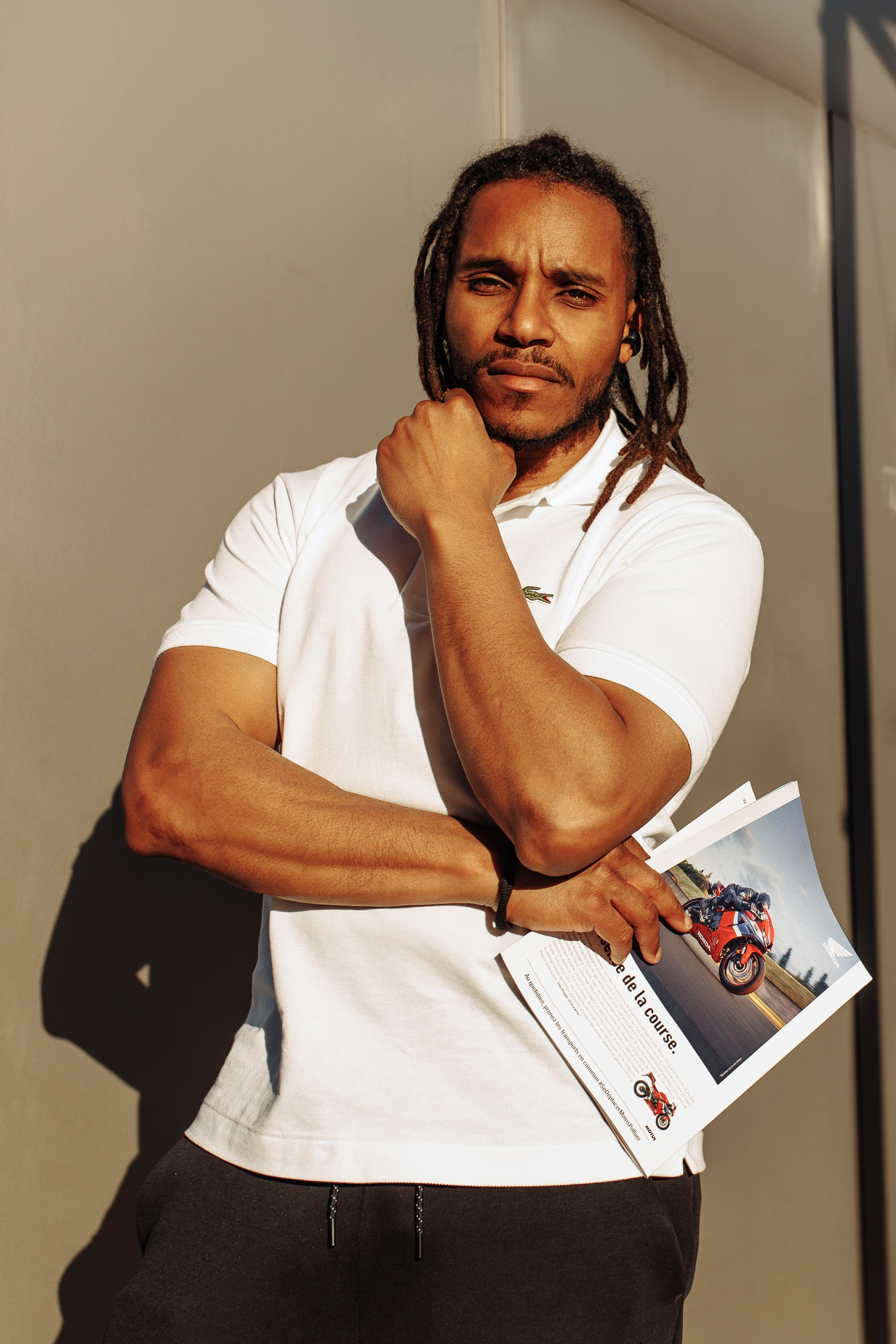 Сам&nbsp;— спортивный коуч и&nbsp;массажист  