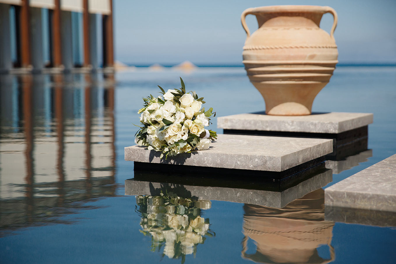 Букет невесты в бассейне, на фоне моря и амфоры, фотограф, организатор свадьбы в Греции Екатерина Романова.