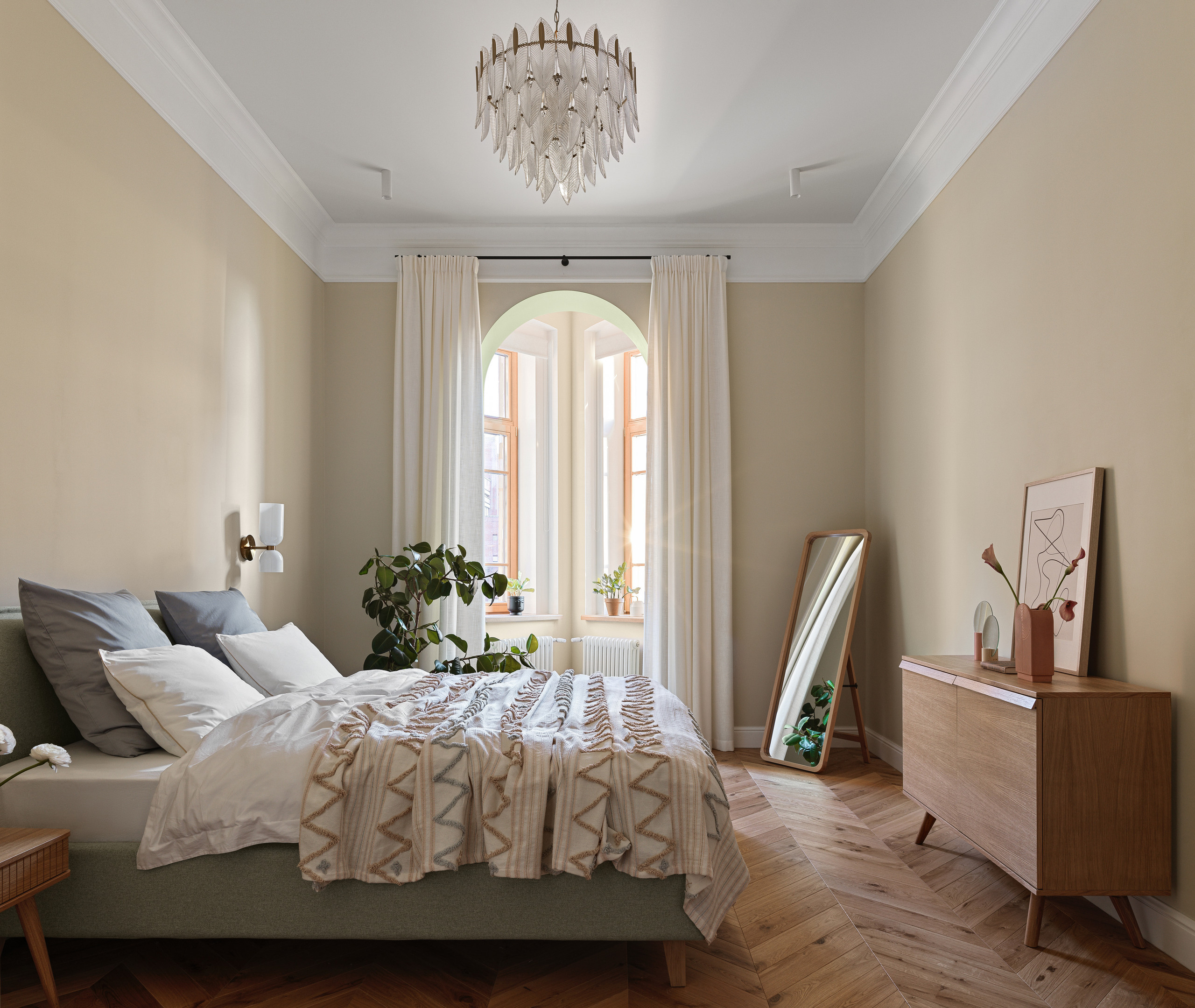 Спальня в ретро стиле с большой кроватью, большим зеркалом и панорамными окнами с видом на город.