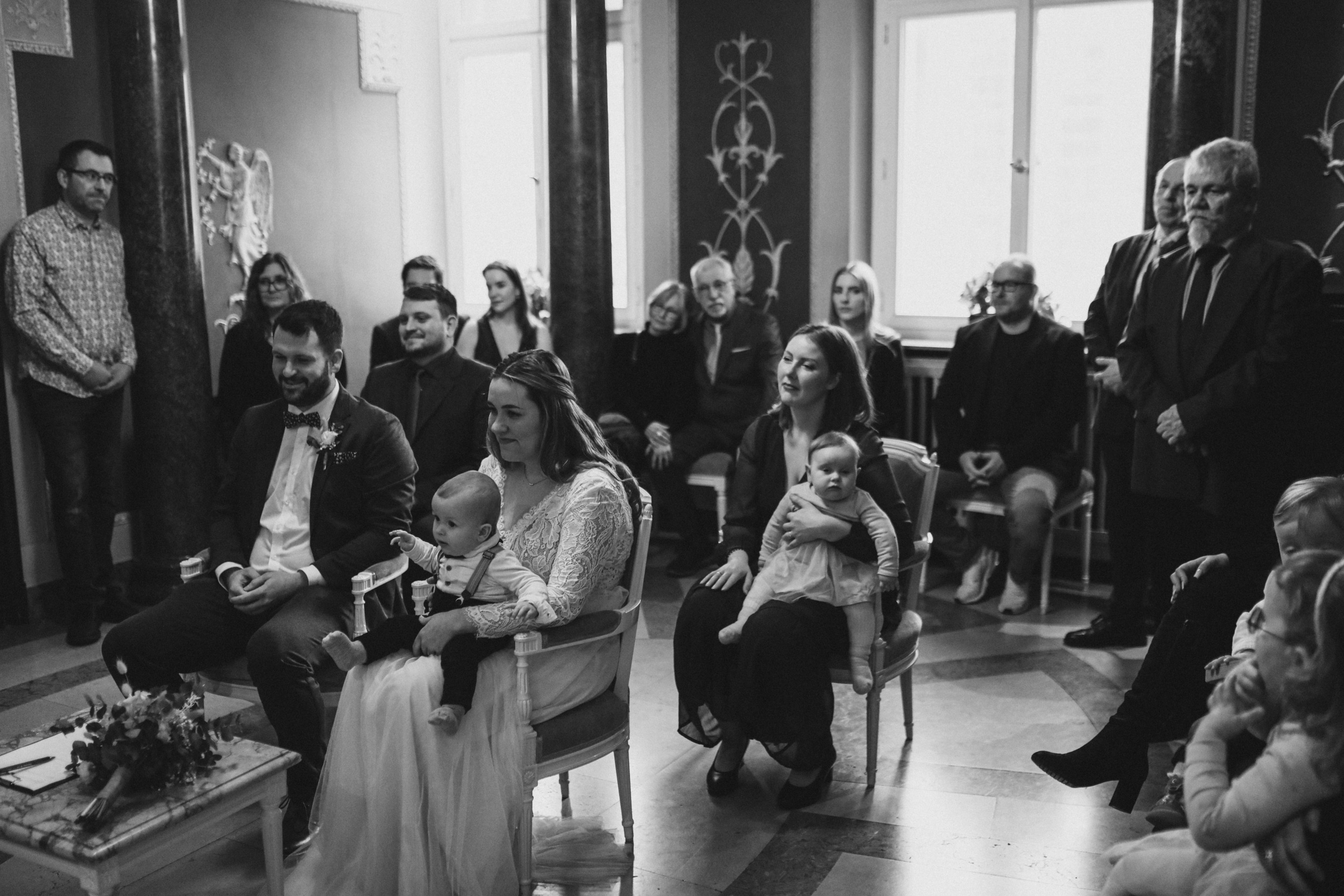 Emotionale Momente während der Trauung im Rathaus Heidelberg – Hochzeitsfotografin für standesamtliche Hochzeiten