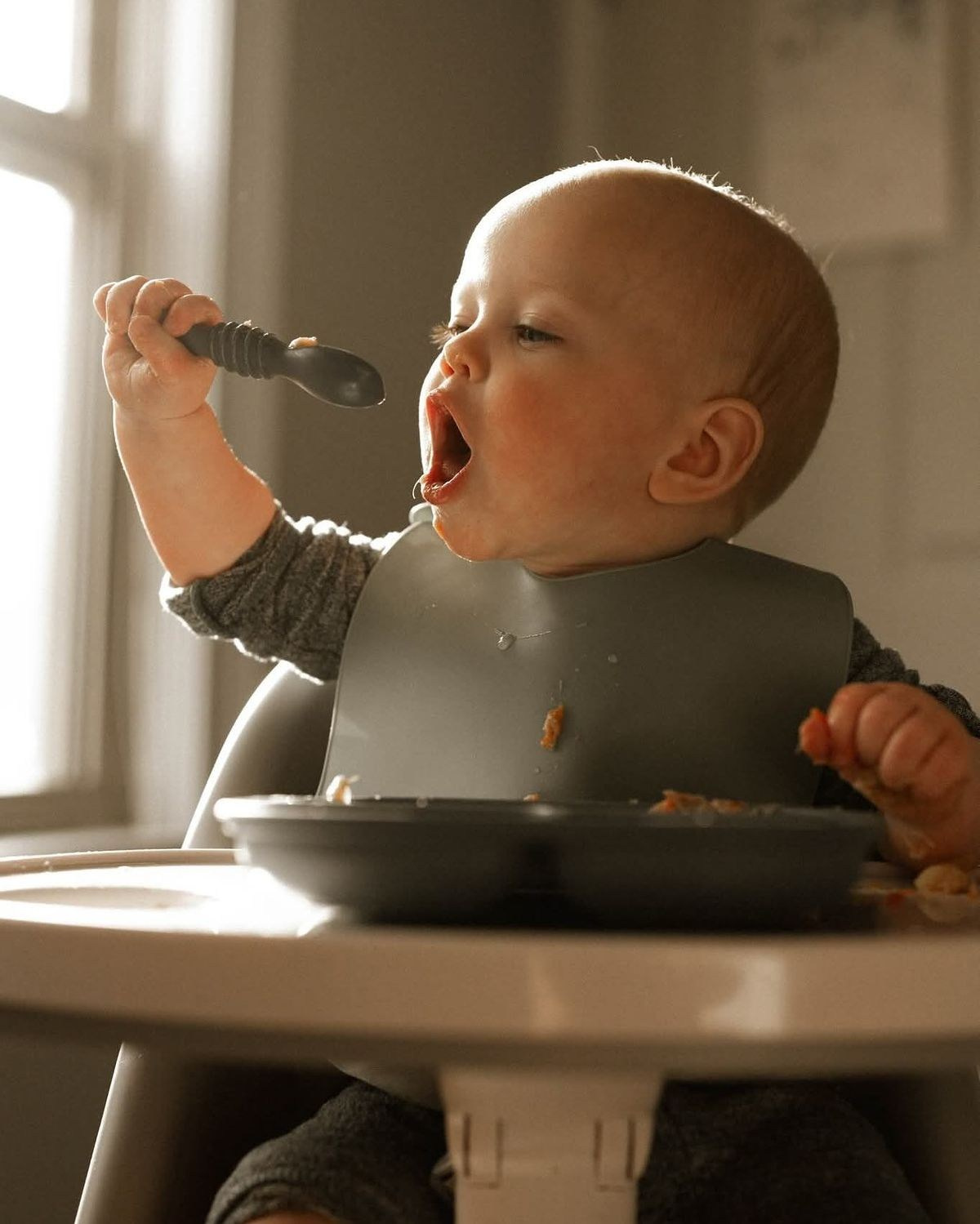 Spontano fotografisanje beba u kućnom ambijentu - dečiji fotograf Beograd, Fotoklasa