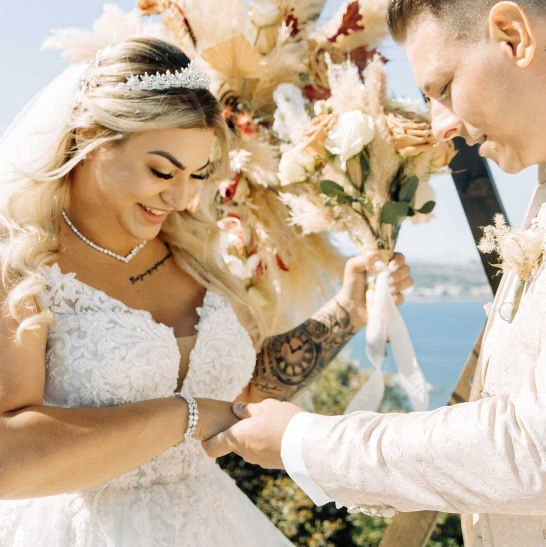 Brautpaar bei einer stilvollen Hochzeit auf Rhodos neben einem eleganten weißen Cabrio – perfekt inszeniert in edler Hochzeitskleidung. Diese exklusive Destination Wedding in Griechenland verbindet Luxus, mediterranes Flair und unvergessliche Momente. Ideal für Paare, die von Heiraten auf Rhodos, einer romantischen Hochzeit in Griechenland oder einer individuellen Luxushochzeit am Meer träumen.