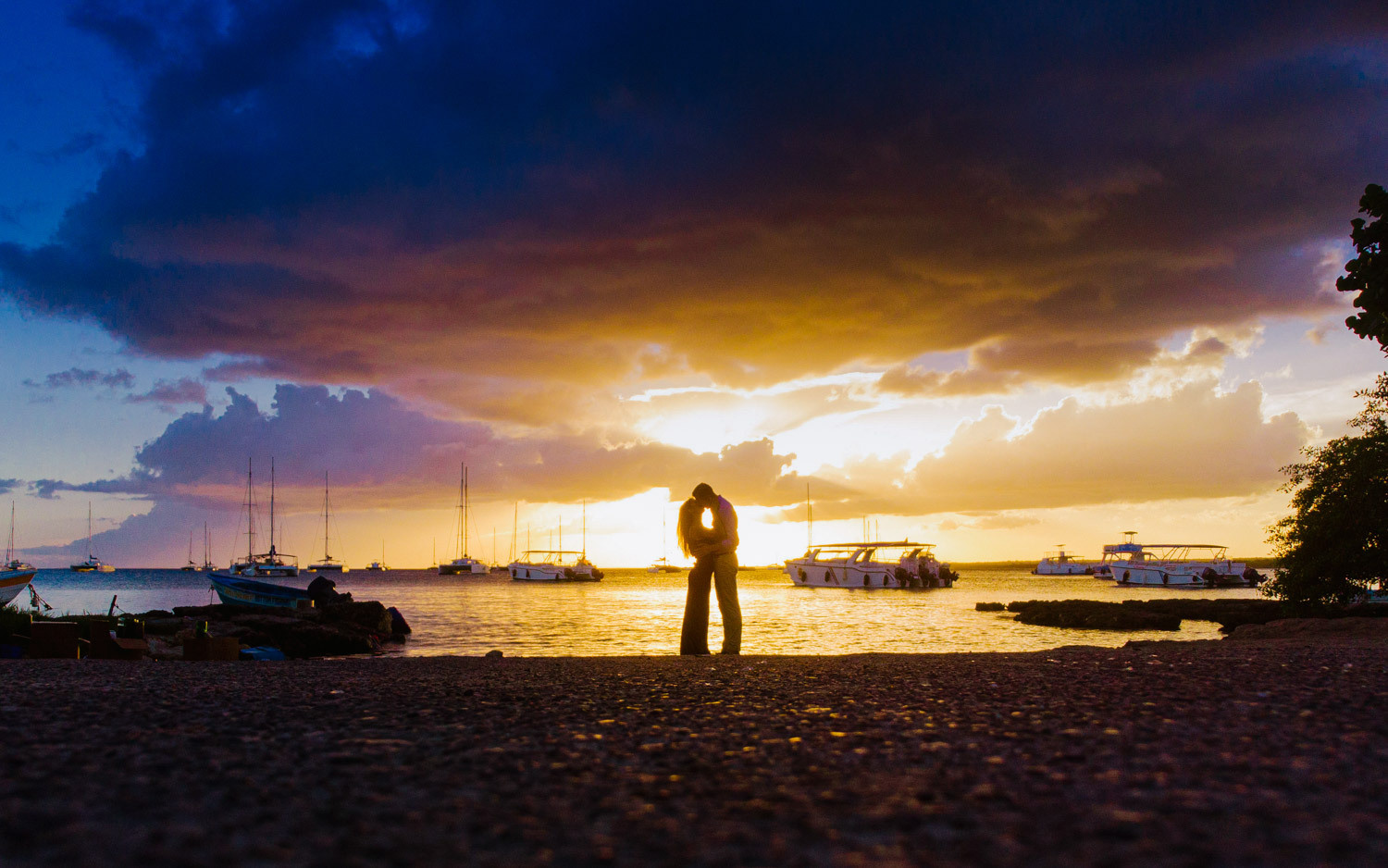 Прекрасный закат и пара целует друг друга.