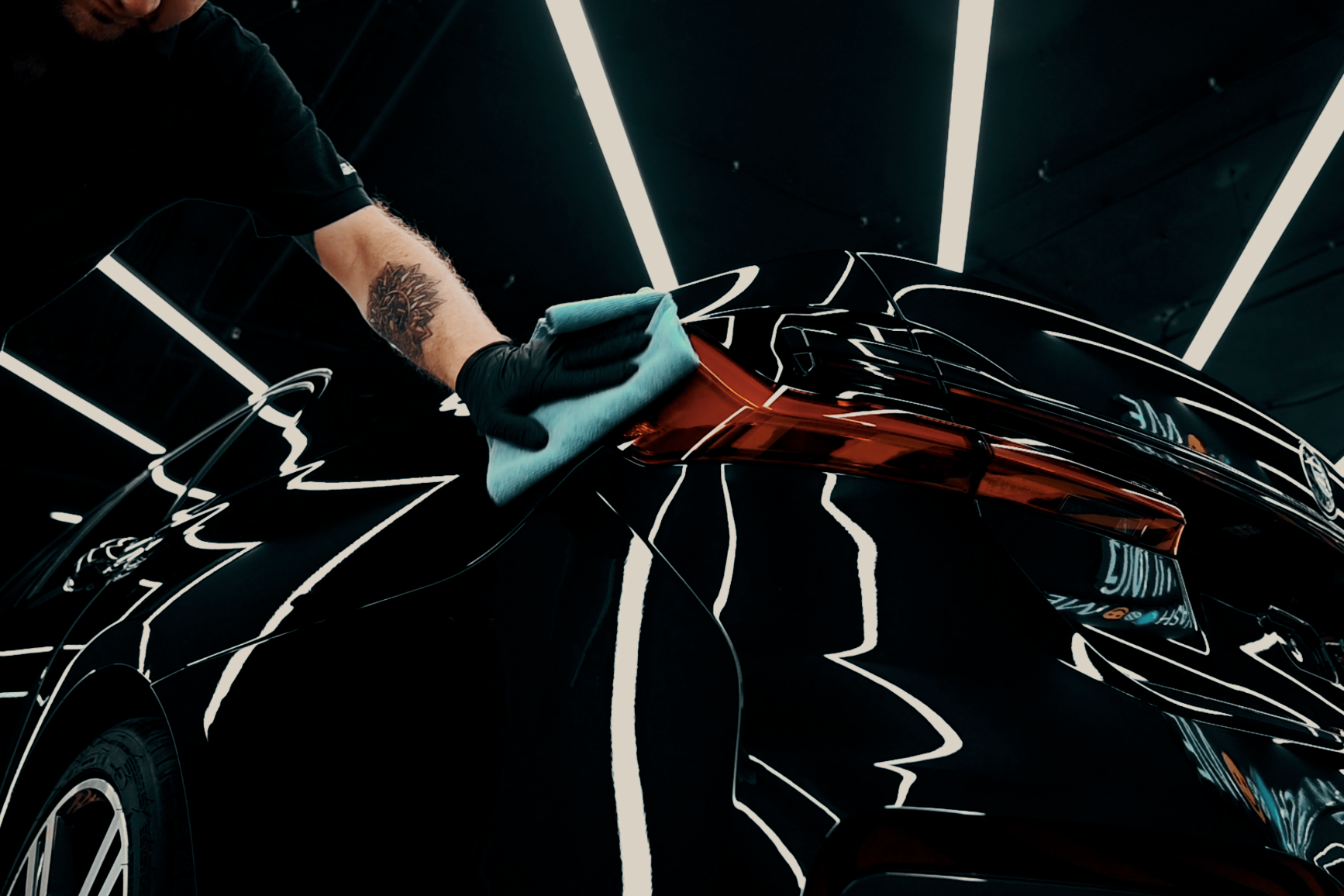 Новый блеск на кузове автомобиля после профессиональной полировки