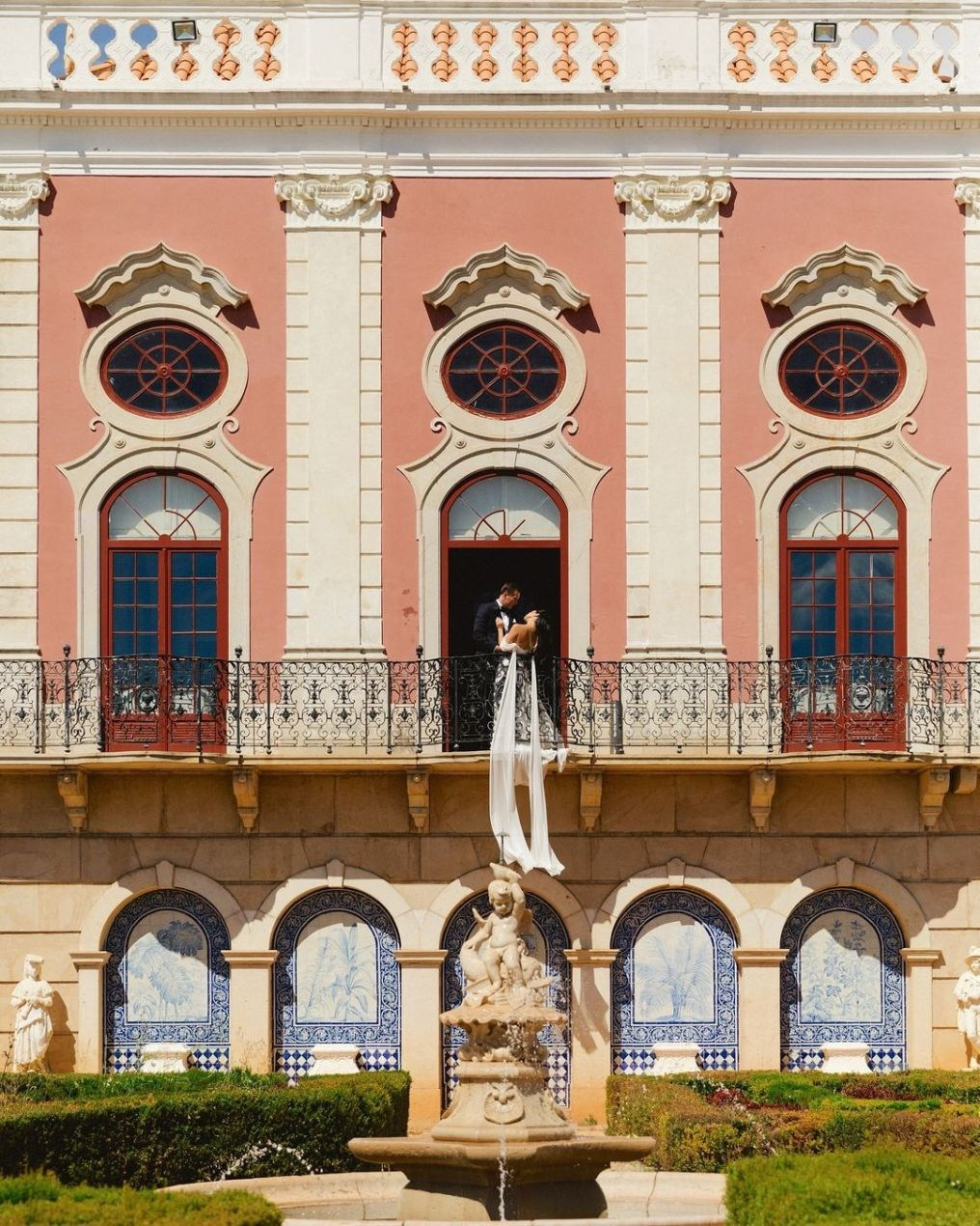 Casal junto à arquitetura histórica da Pousada Palácio Estoi - em Faro Portugal