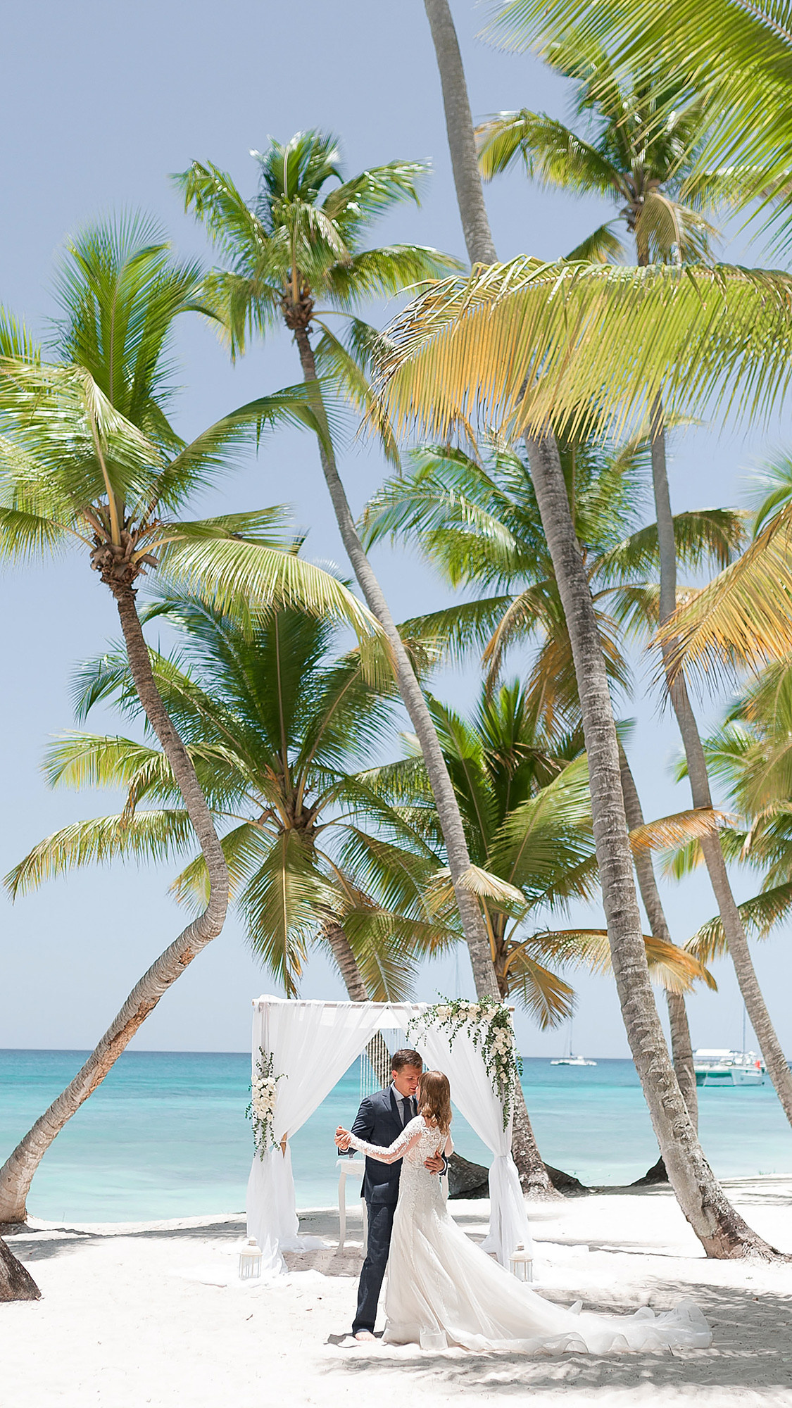 Жених и невеста танцуют на острове Саона, во время свадебной церемонии. 