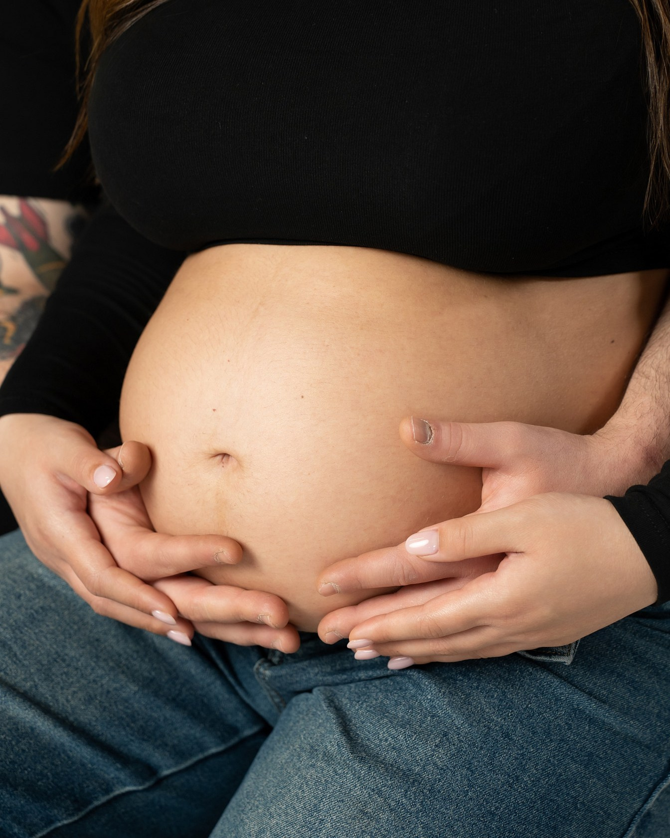 Foto gravidanza artistica in studio a Vicenza, futura mamma con tessuto leggero, stile elegante e femminile