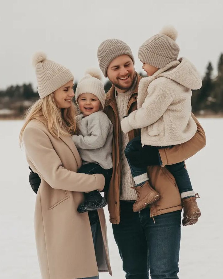 Новорічна фотосесія 2025-26: вдома, у студії та на вулиці — ідеї, кольори, образи. Сімейний фотограф Київ Наталія Шкаврон