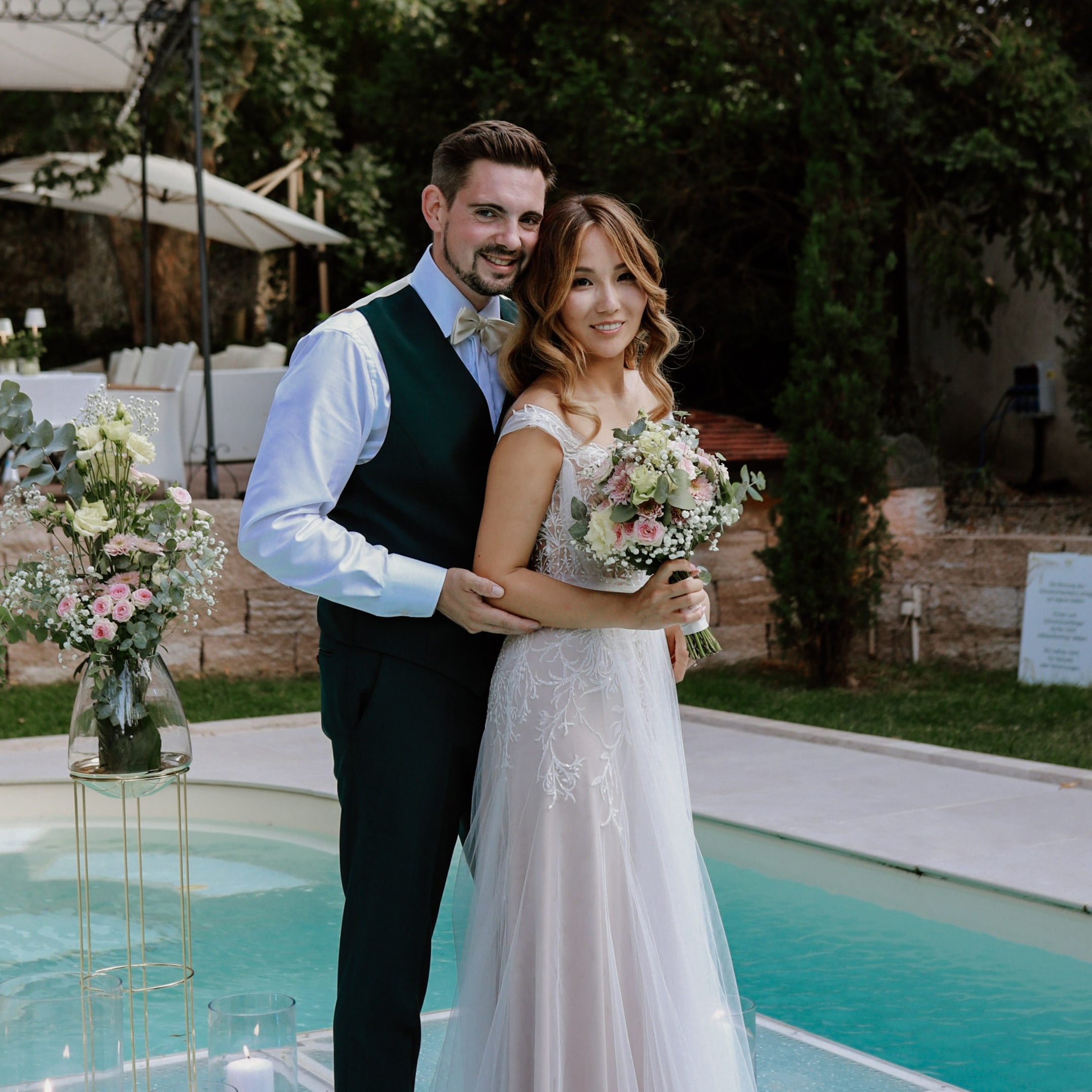 Verliebtes Paar unter Olivenbäumen im Morrhof – Fine Art Hochzeitsfotografie