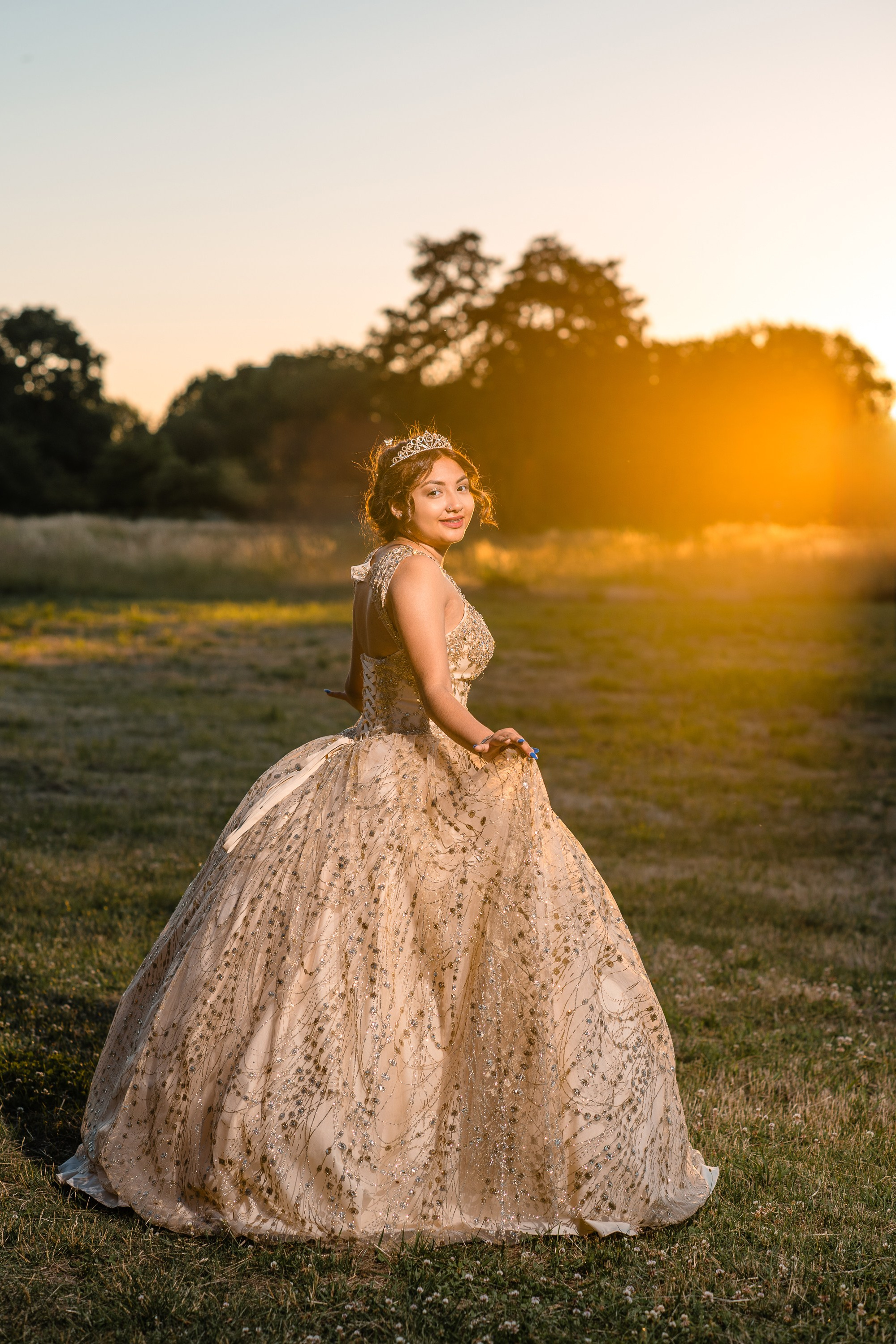 sunset photoshoot of a quinceanera by Hector Salazar photography oregon and washington