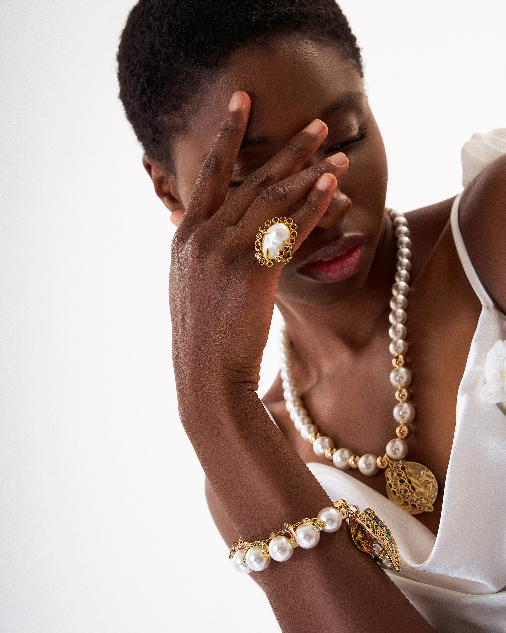 Fotografía profesional de joyería en modelo en un estudio de Barcelona.