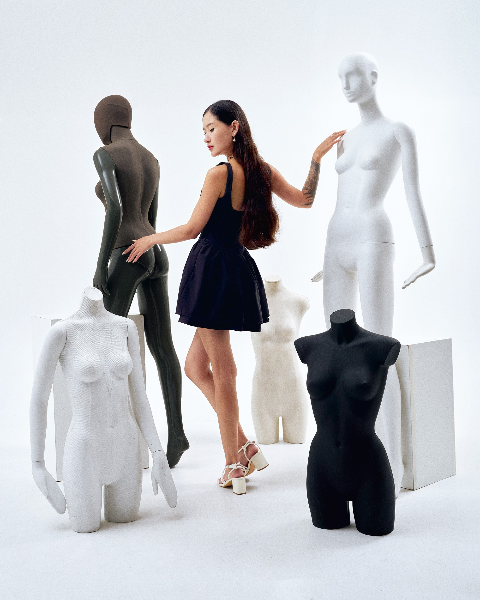 Sesión de fotos de lookbook para marcas de vestidos en un estudio de Barcelona.