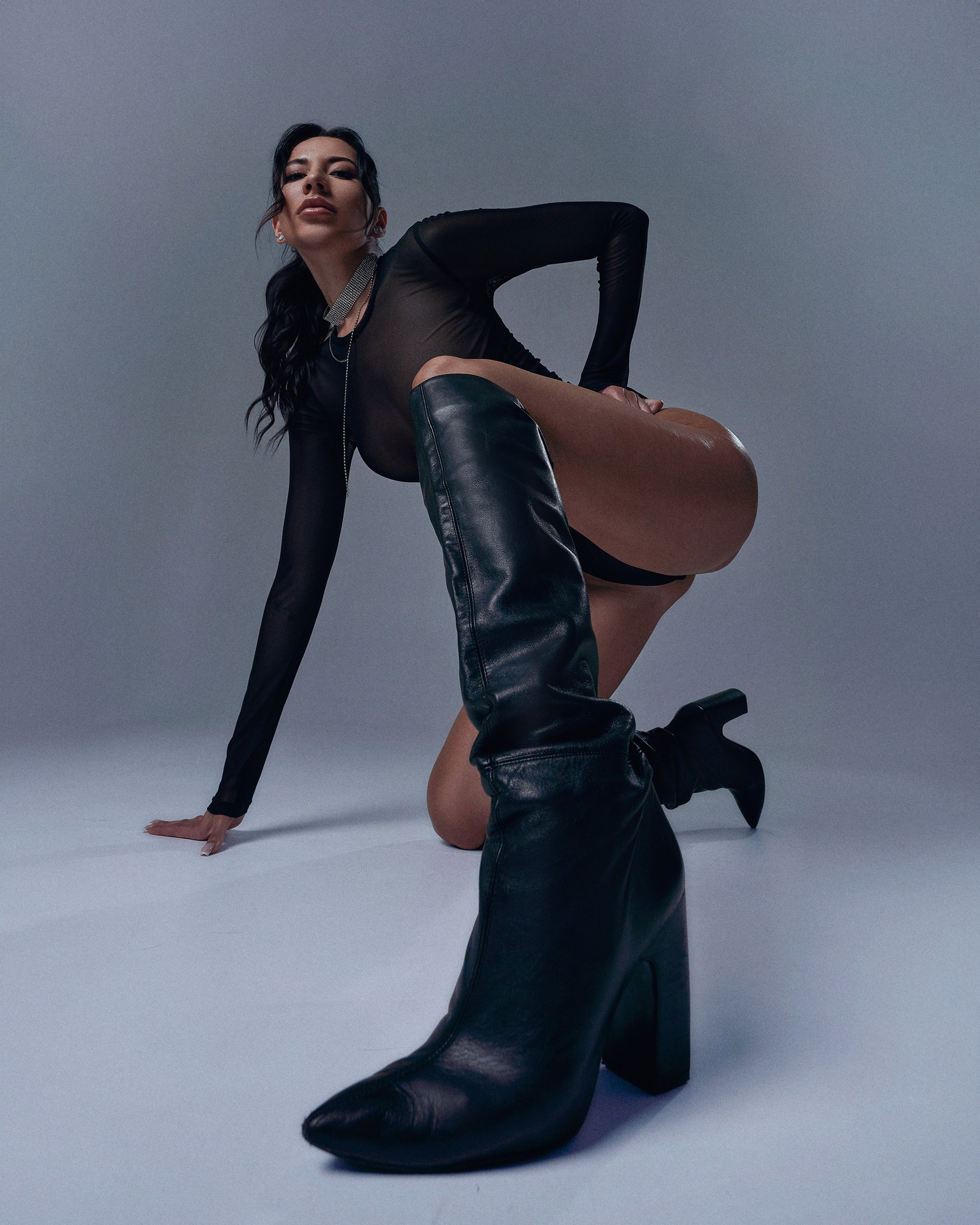 Sesión de fotos editorial de alta costura en un estudio profesional de Barcelona.