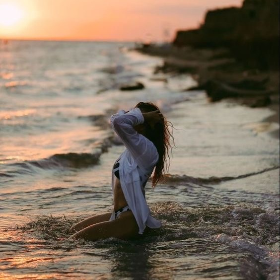 🇪🇸 Mujer posando frente al mar al atardecer, fotografía elegante y natural.🇬🇧 Woman posing by the sea at sunset, elegant and natural photography.
