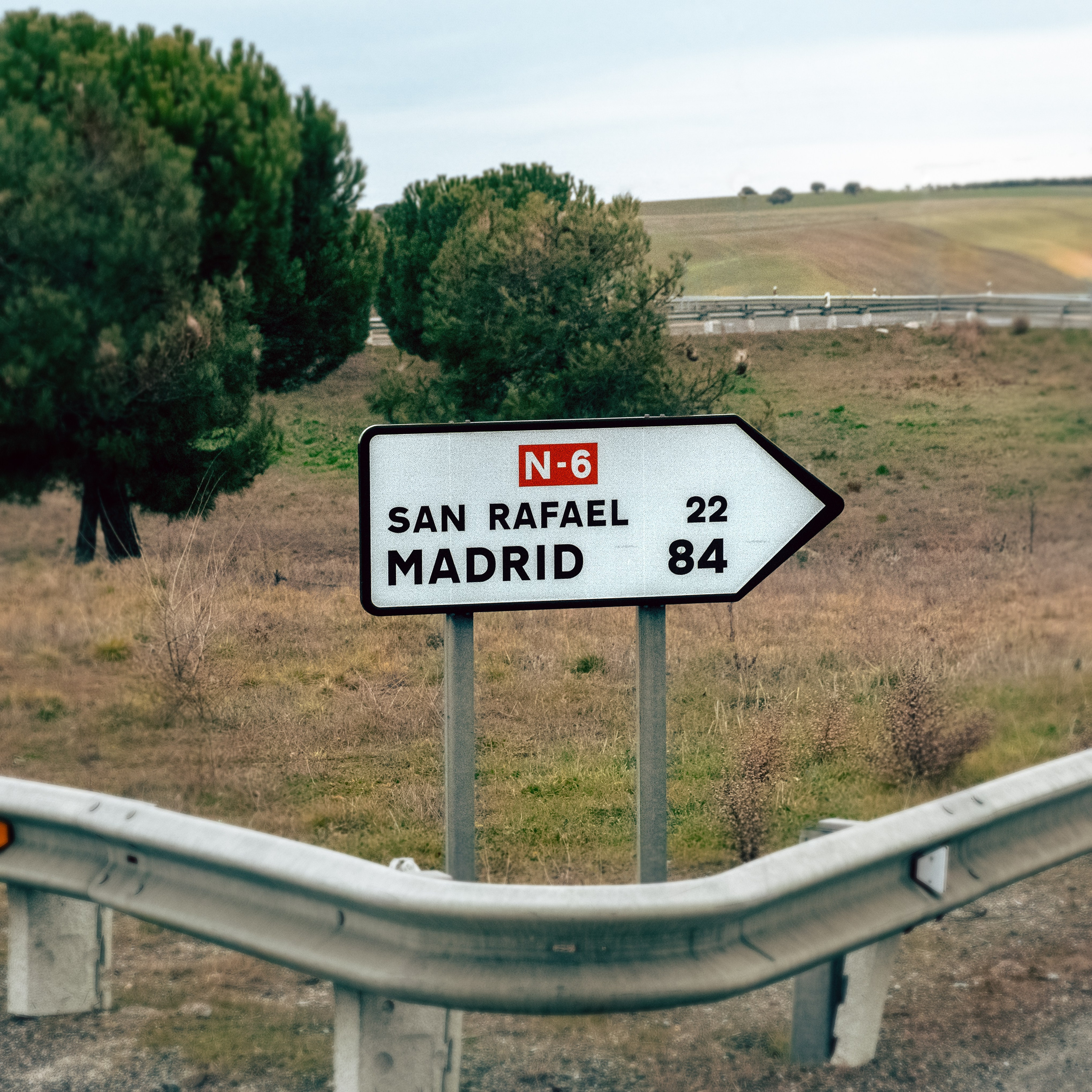 дорожный знак показывающий направление на Мадрид.