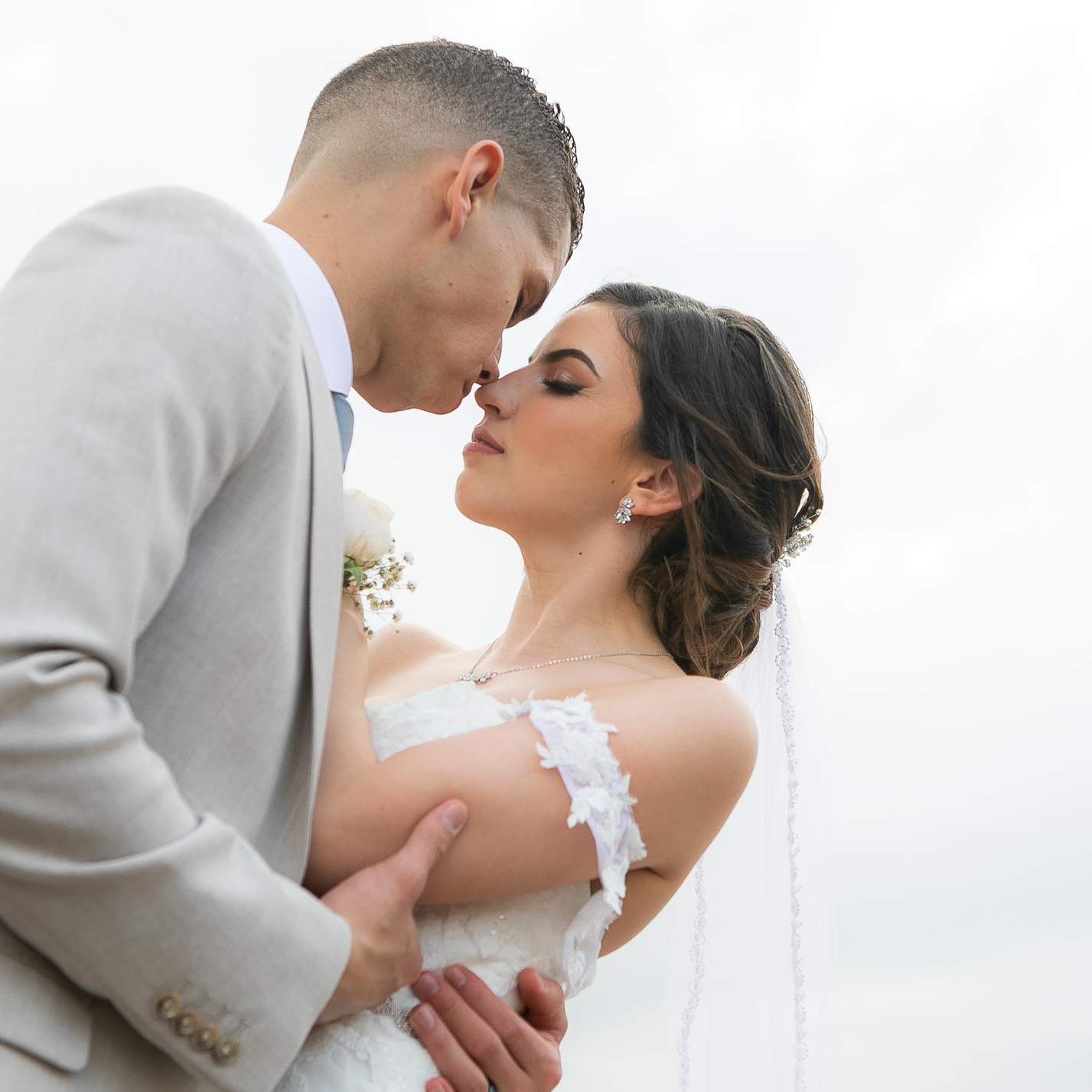 нежное фото жениха и невесты