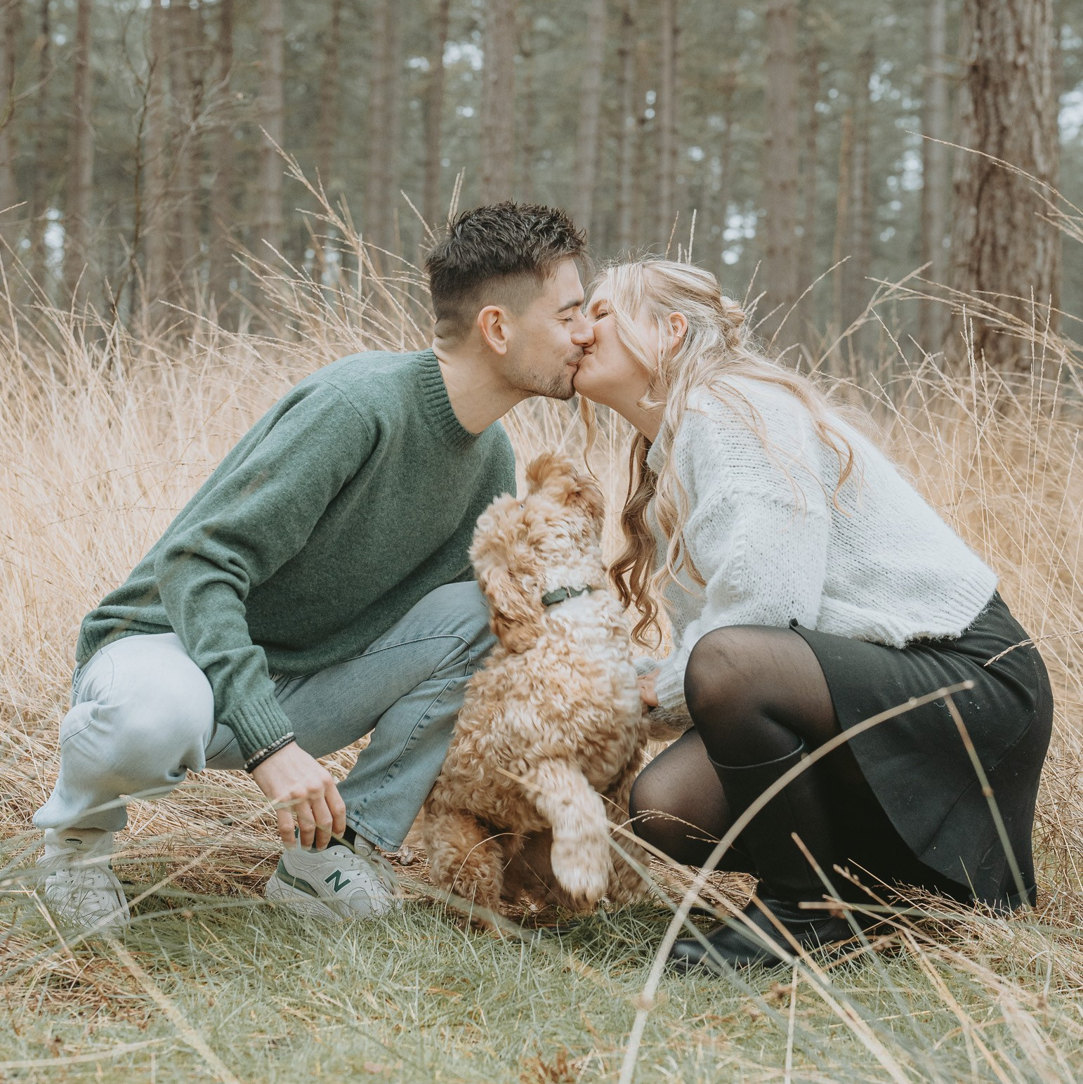 Romantische fotoshoot in de heide met verliefd koppel - Kapture Fotografie