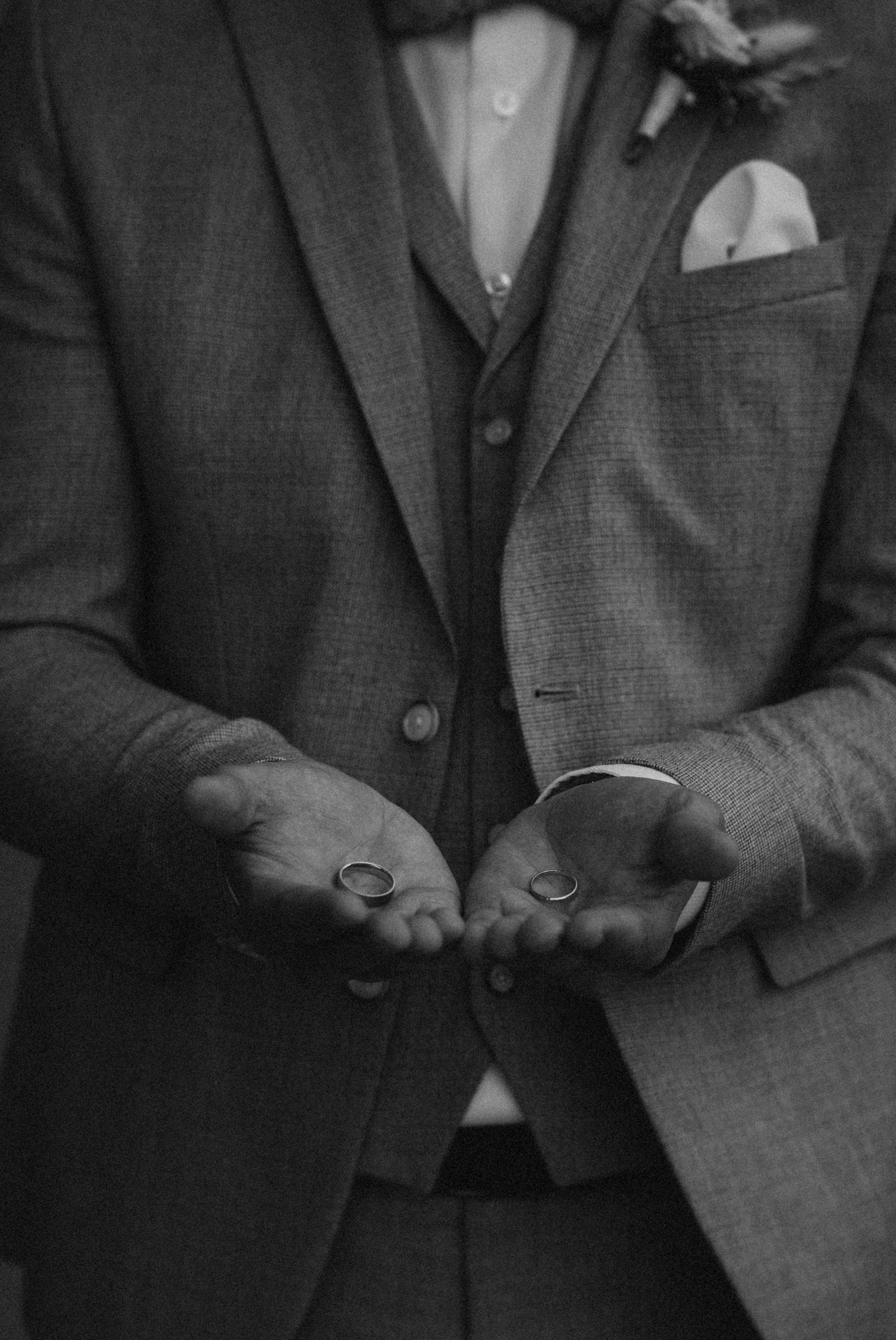 Bräutigam und die Trauringe.