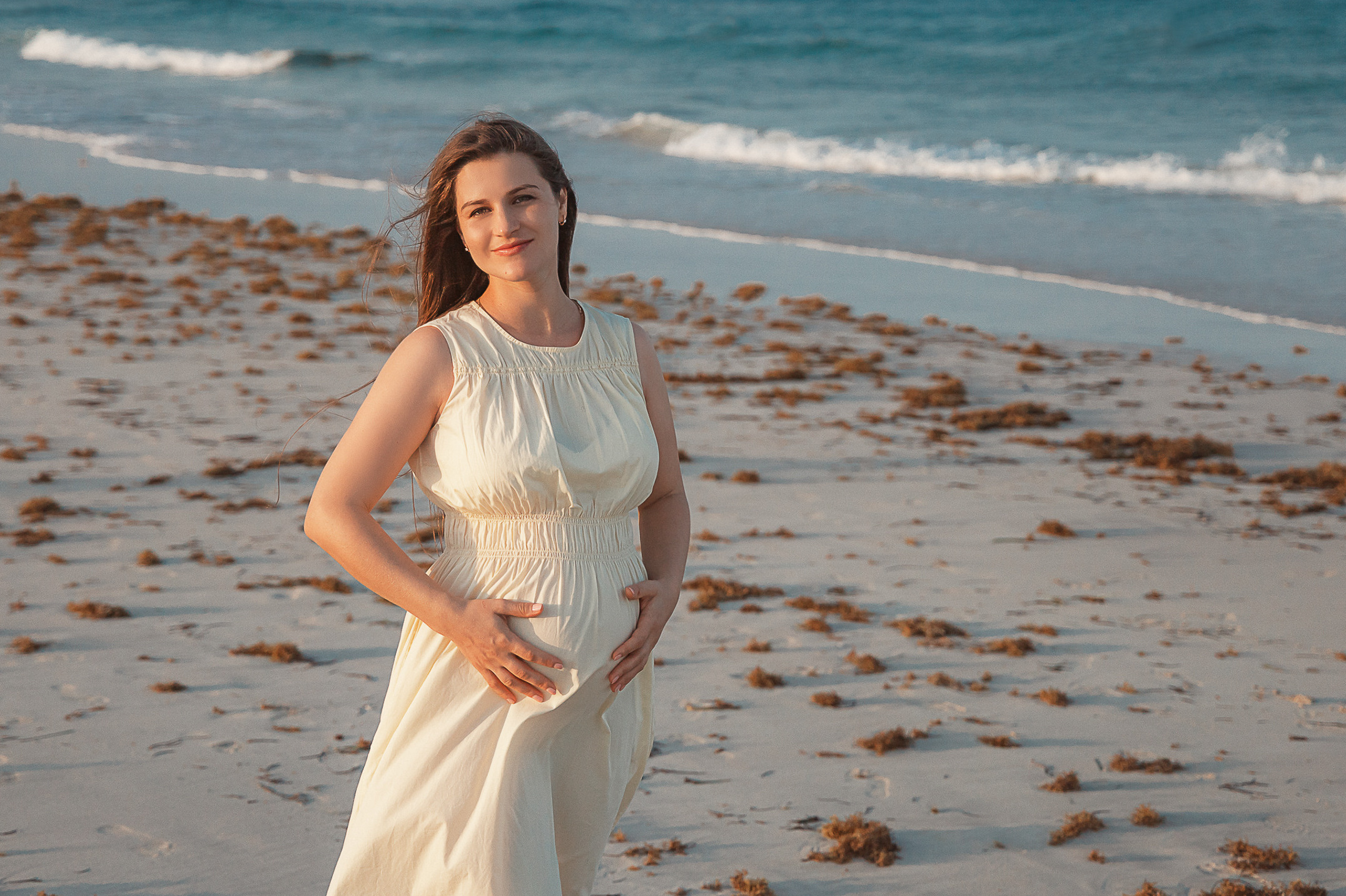 Девушка художница лежит на фоне своих работ