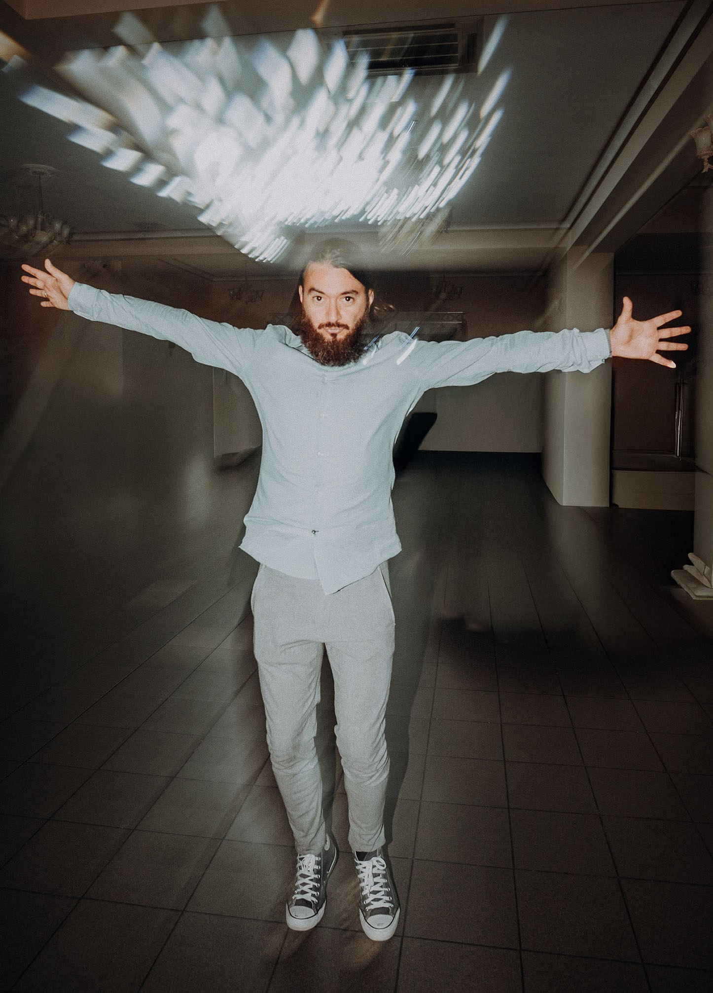 Alexandru Vasilie fotograful Photosinteza sărind cu brațele deschise într-un cadru cu efect de mișcare a luminilor, foto Photosinteza