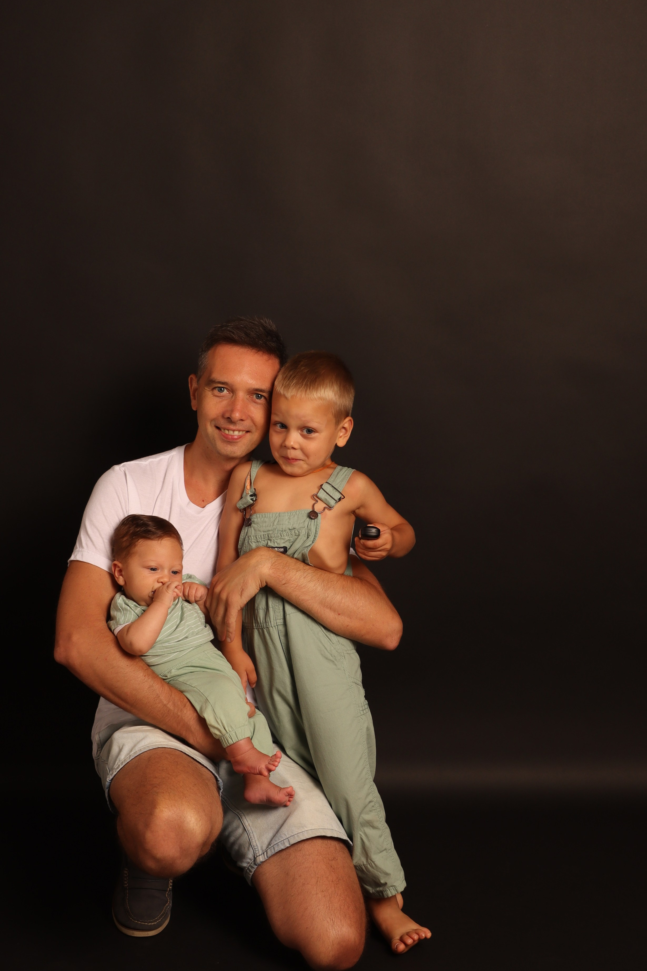 Черный фон. SHOOT IT YOURSELF — SELF PORTRAIT STUDIO IN CHICAGO