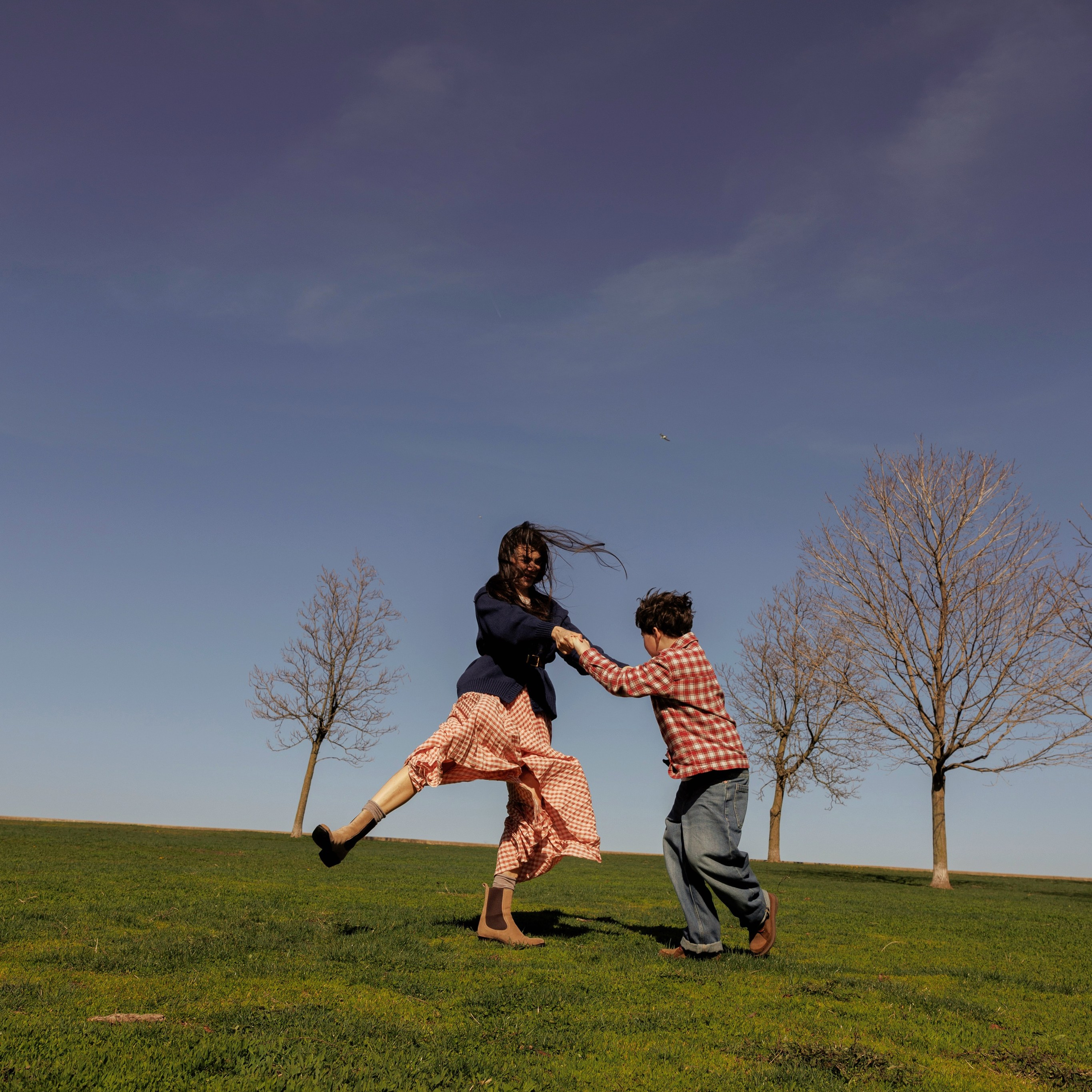 Get in touch with Lisa – booking heartfelt family, maternity, and love story sessions with a personal touch