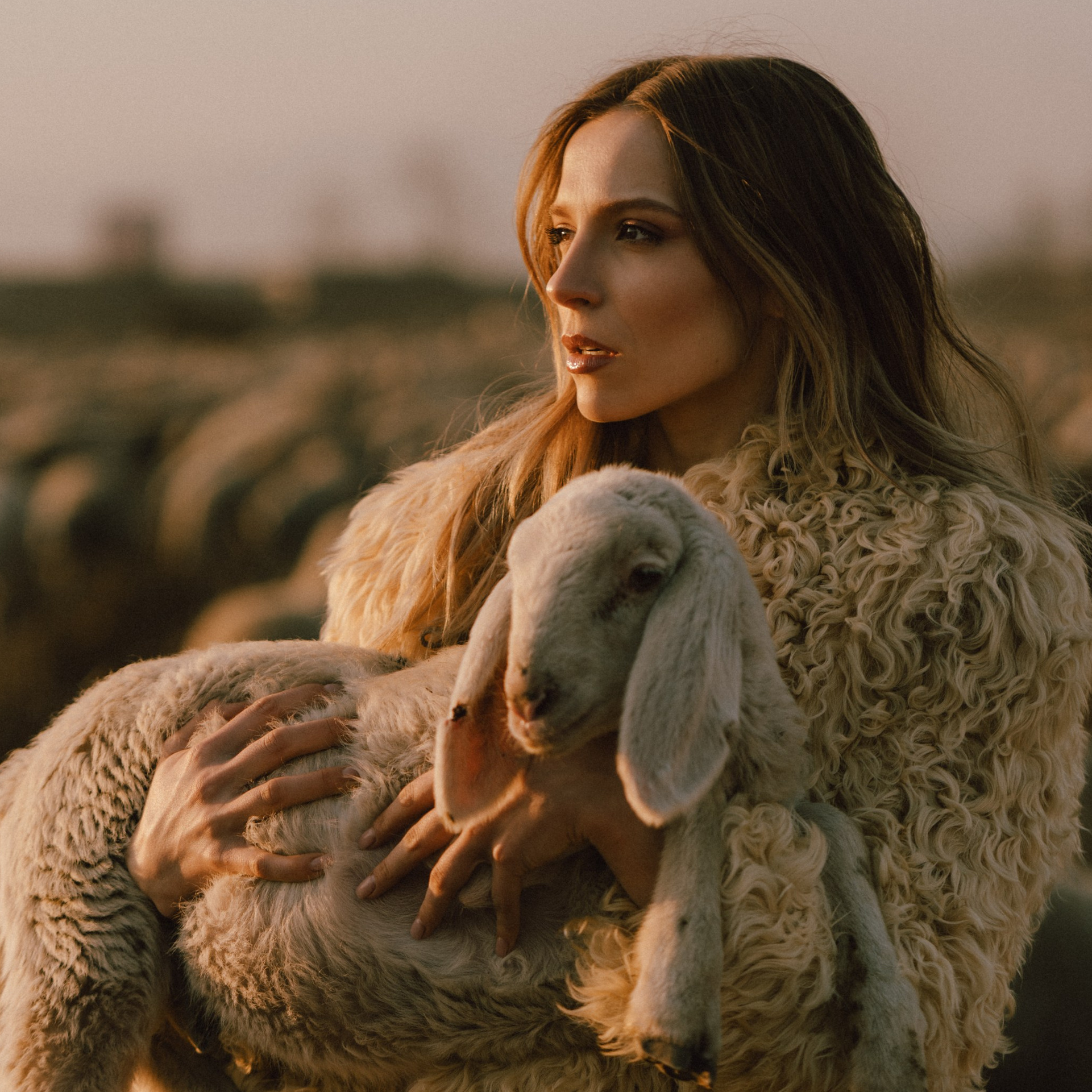 Shooting fotografico artistico con ragazza e pecora – progetto creativo Diana Fedrigo