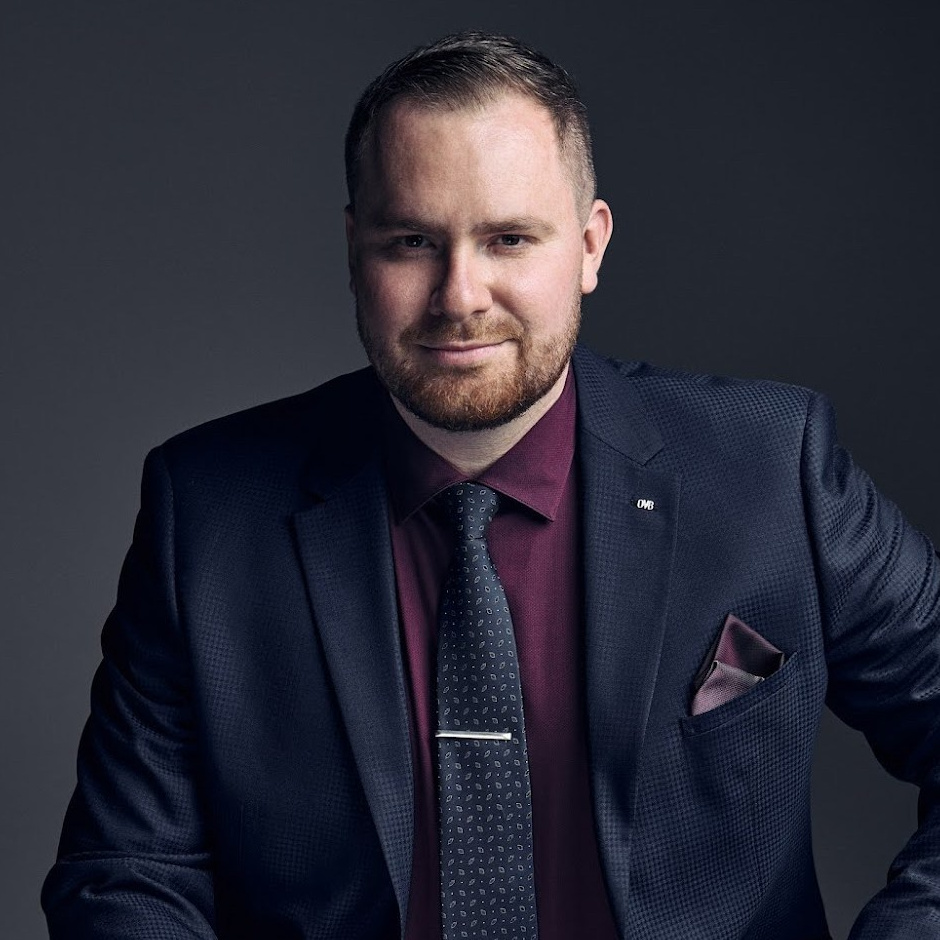 Klasický biznis portrét v ateliéri. Profesionálny portrétny fotograf v Bratislave — Pasha Borsai