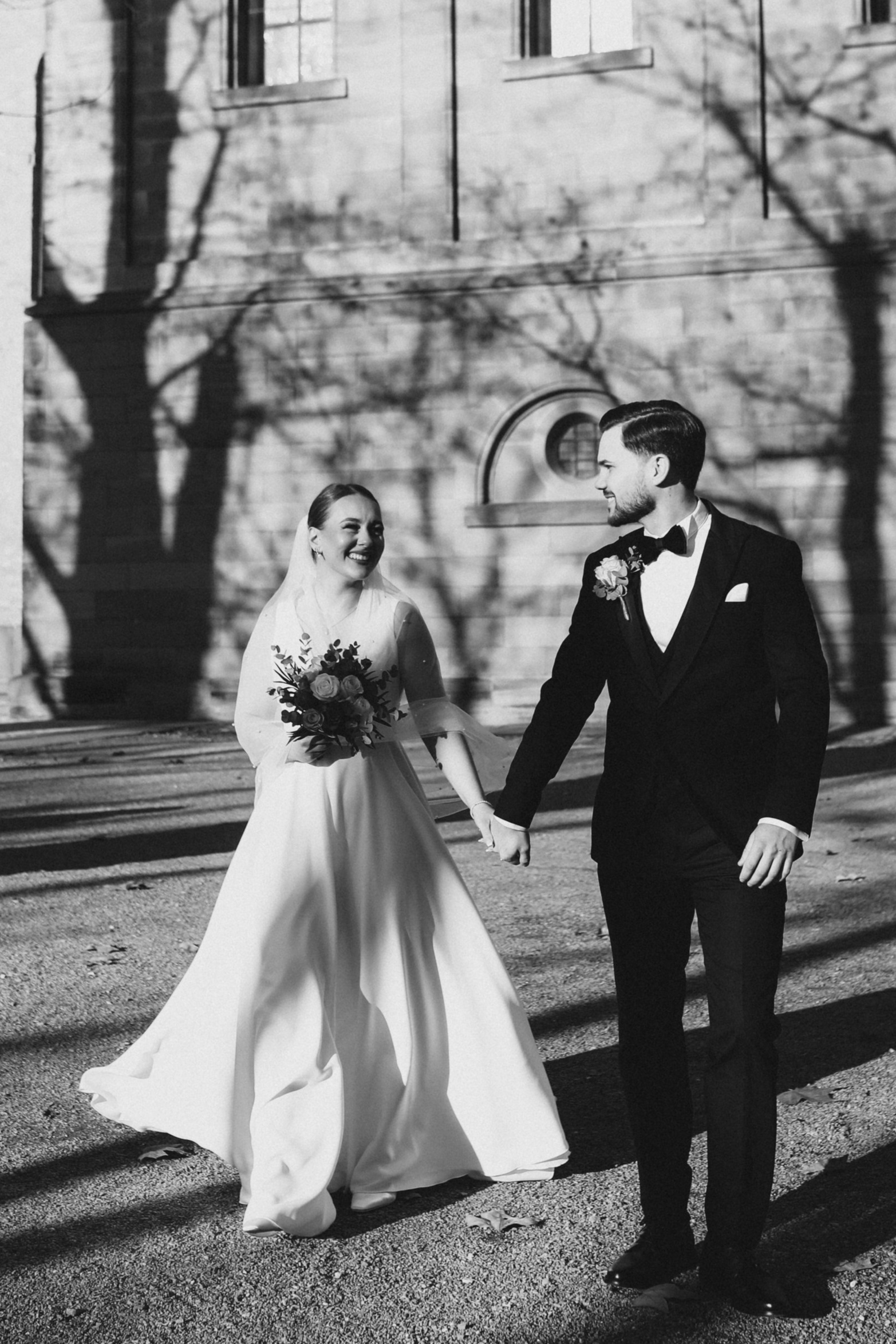 Braut und Bräutigam am Rhein in Speyer – natürliche Hochzeitsfotos Pfalz