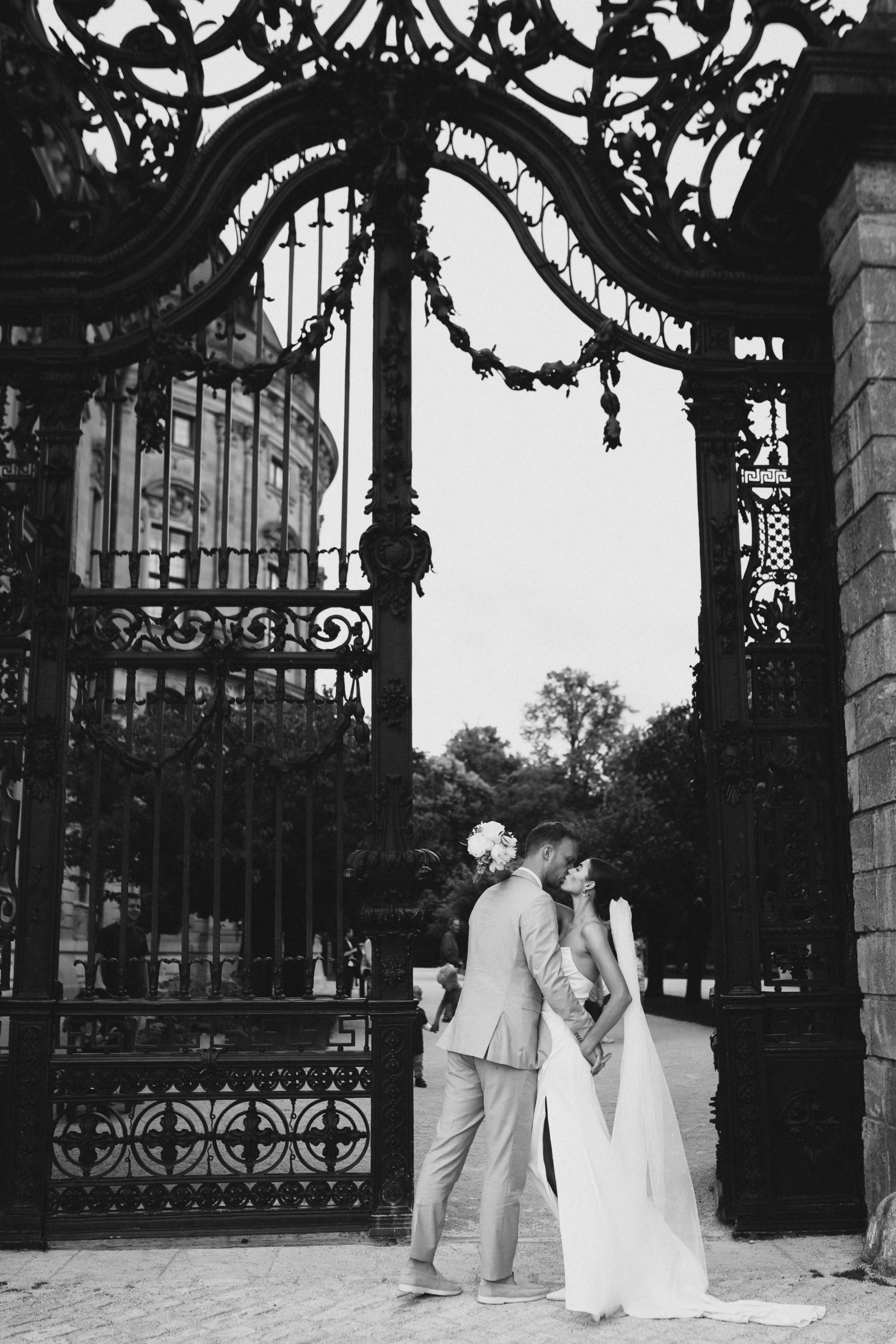 Glücklicher Moment des Brautpaares vor historischer Architektur in Würzburg