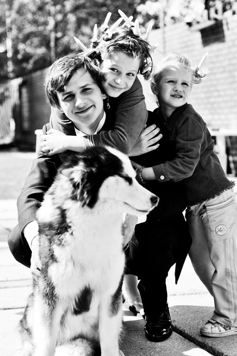 Foto van de bruidegom met zijn kinderen en hond