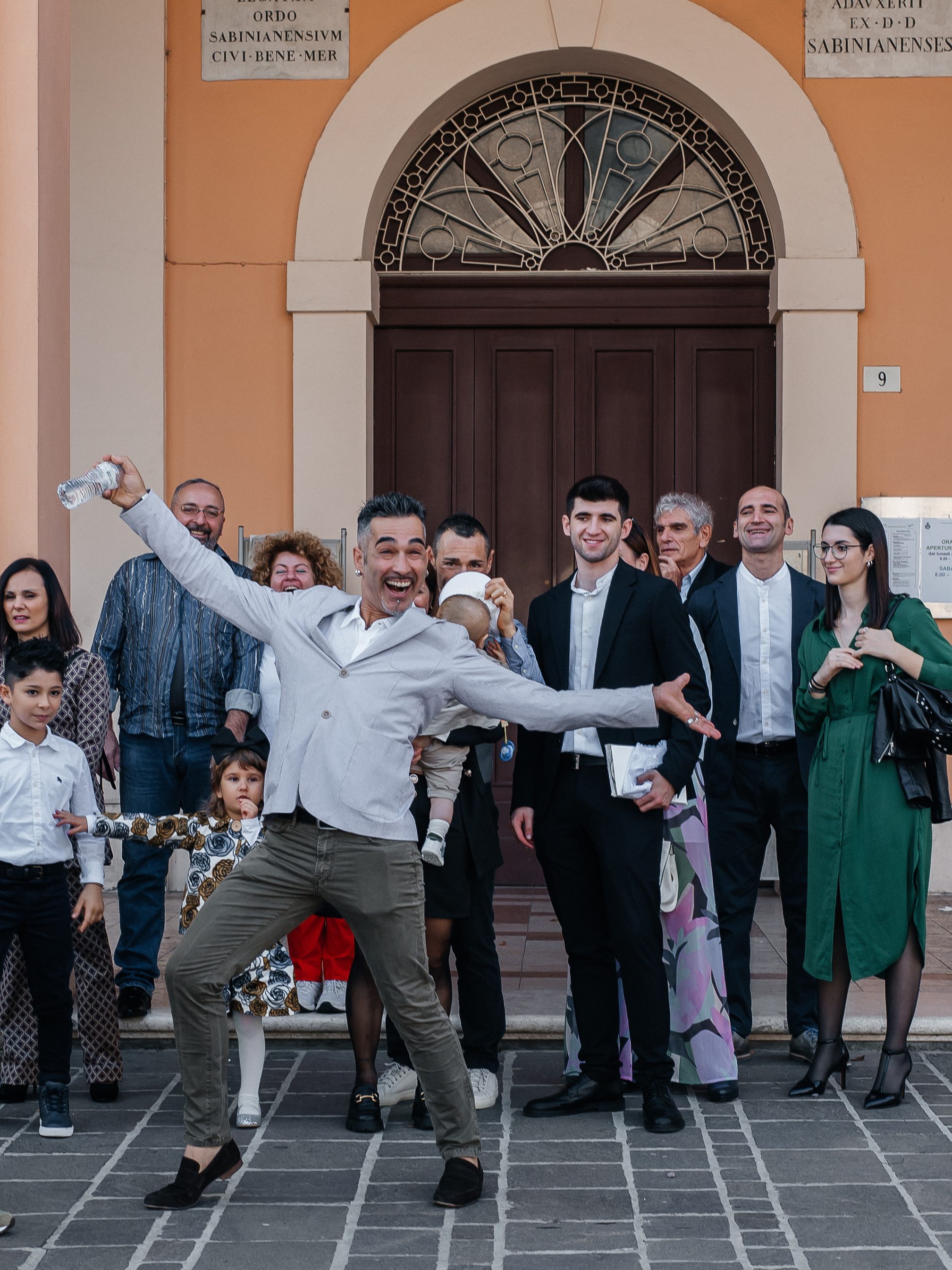 Preparazione per la sessione fotografica di battesimo