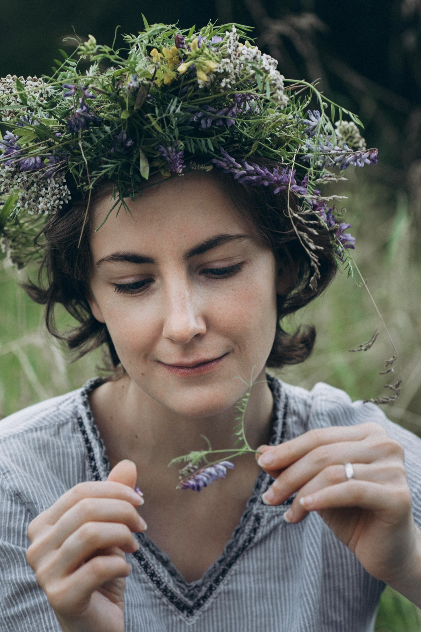 Natürliche Portraitfotografie – Frau mit Blumenkranz im Sommerfeld