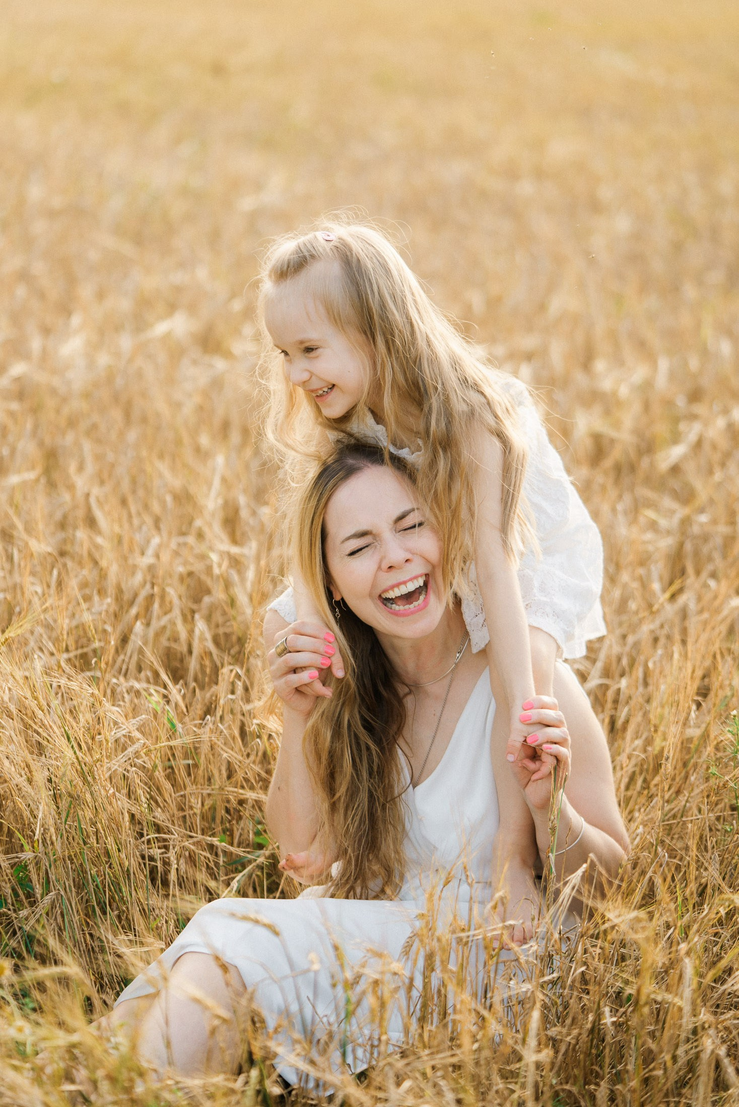 Luonnollinen perhekuvaus ulkona pehmeässä valossa