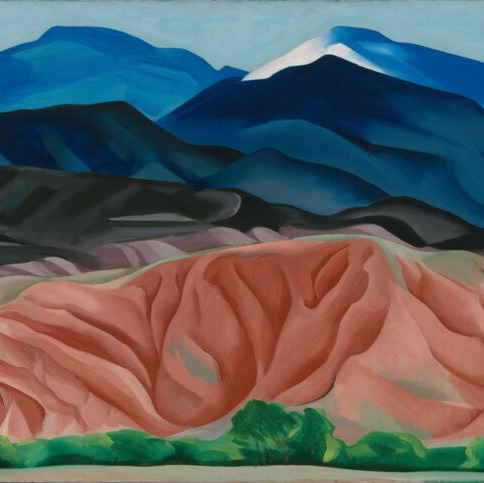 Джорджия О'Киф, Пейзаж Черной Мезы (Нью-Мексико), 1930. Джорджия О'Киф, Пейзаж Черной Мезы (Нью-Мексико), 1930.Постепенно художница свила себе гнездышко: сначала сняла дом на каникулы, затем в 1934 году, утолив свою ненасытную потребность в покое и уединении, решила поселиться там надолго . Сначала она жила в старом уединенном фермерском доме на ранчо Призраков , а затем в 1940 году купила ранчо де лос Буррос , с которого ей открывался необыкновенный вид на красные скалы долины.