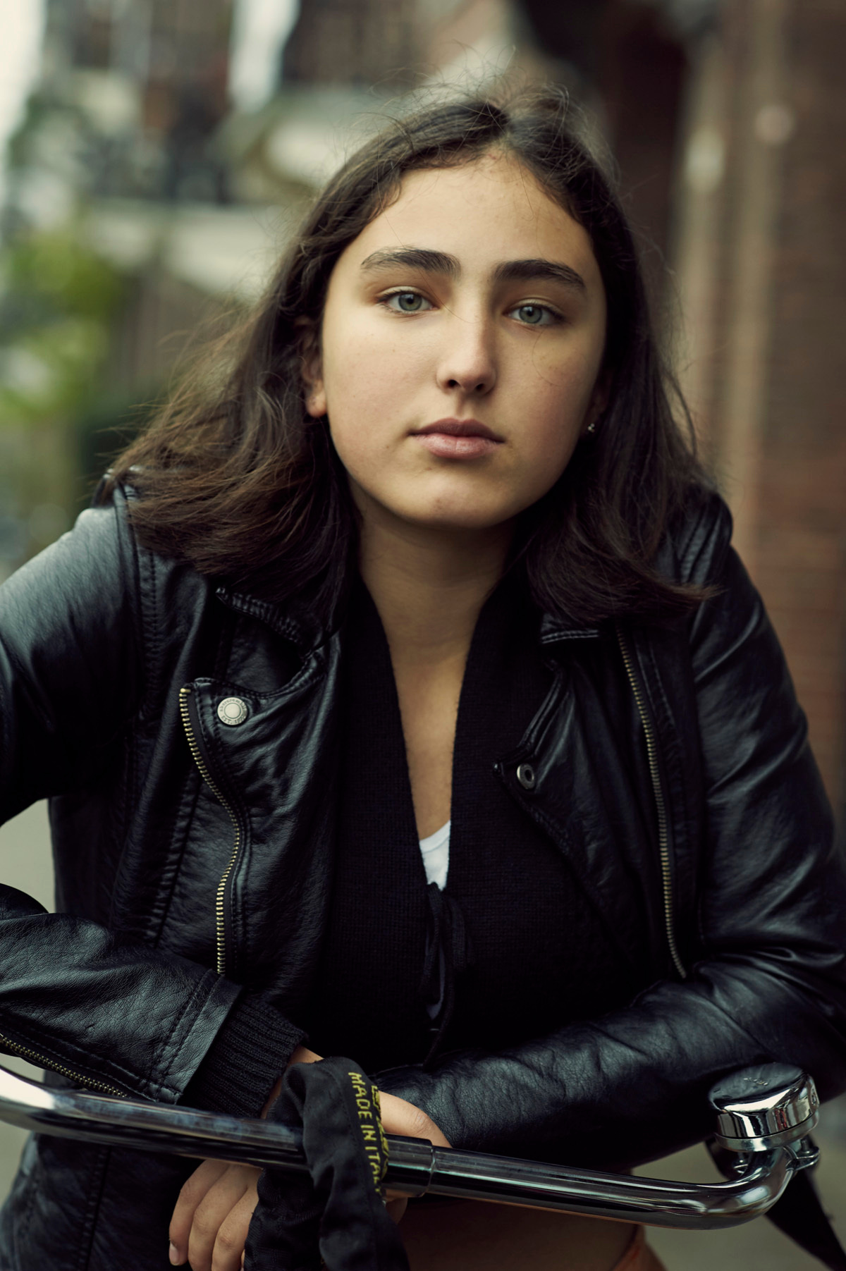 Foto portret van een jong meisje op een fiets